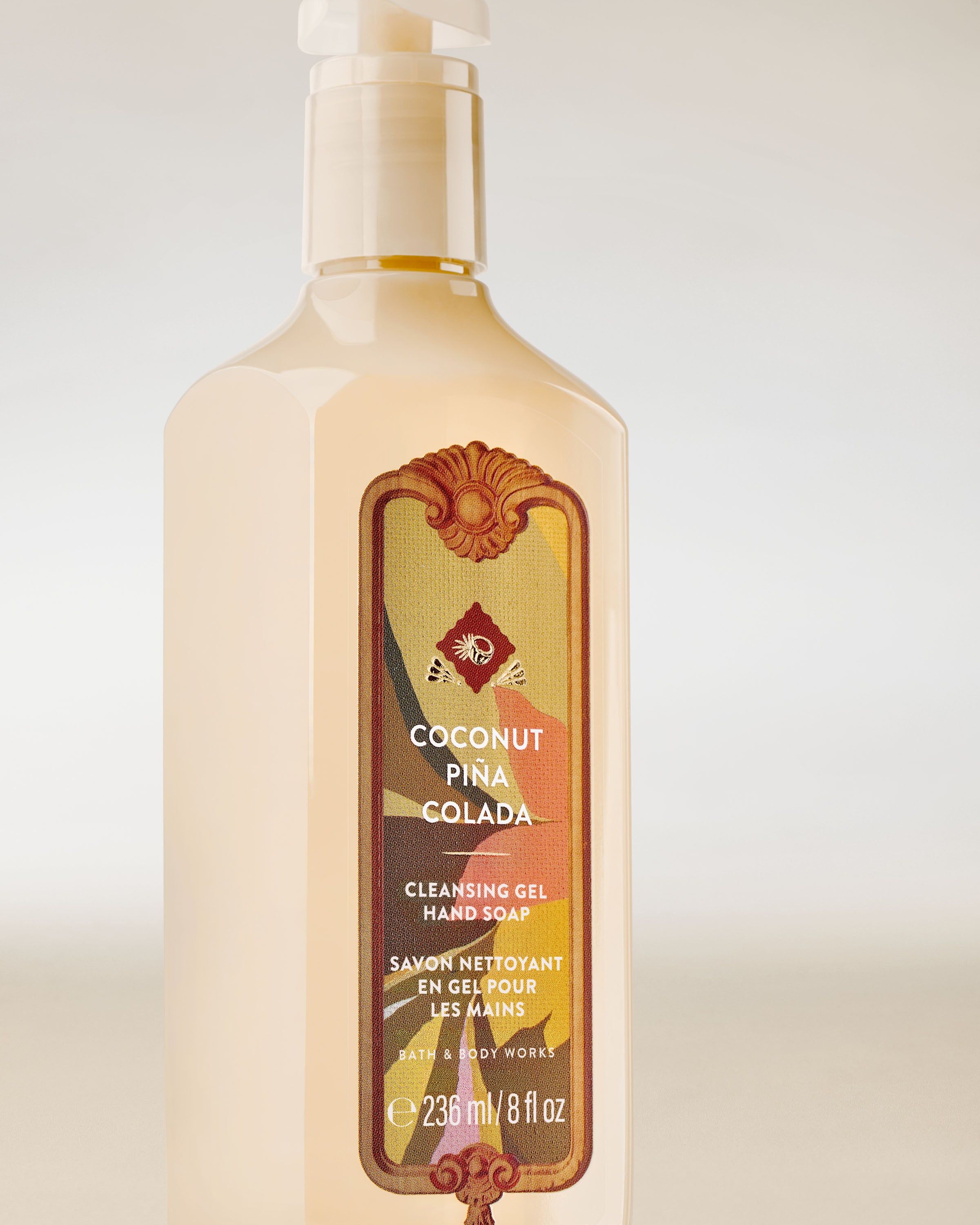 Żel do mycia rąk Coconut Piña Colada Bath & Body Works z tropikalnym designem i pompką.