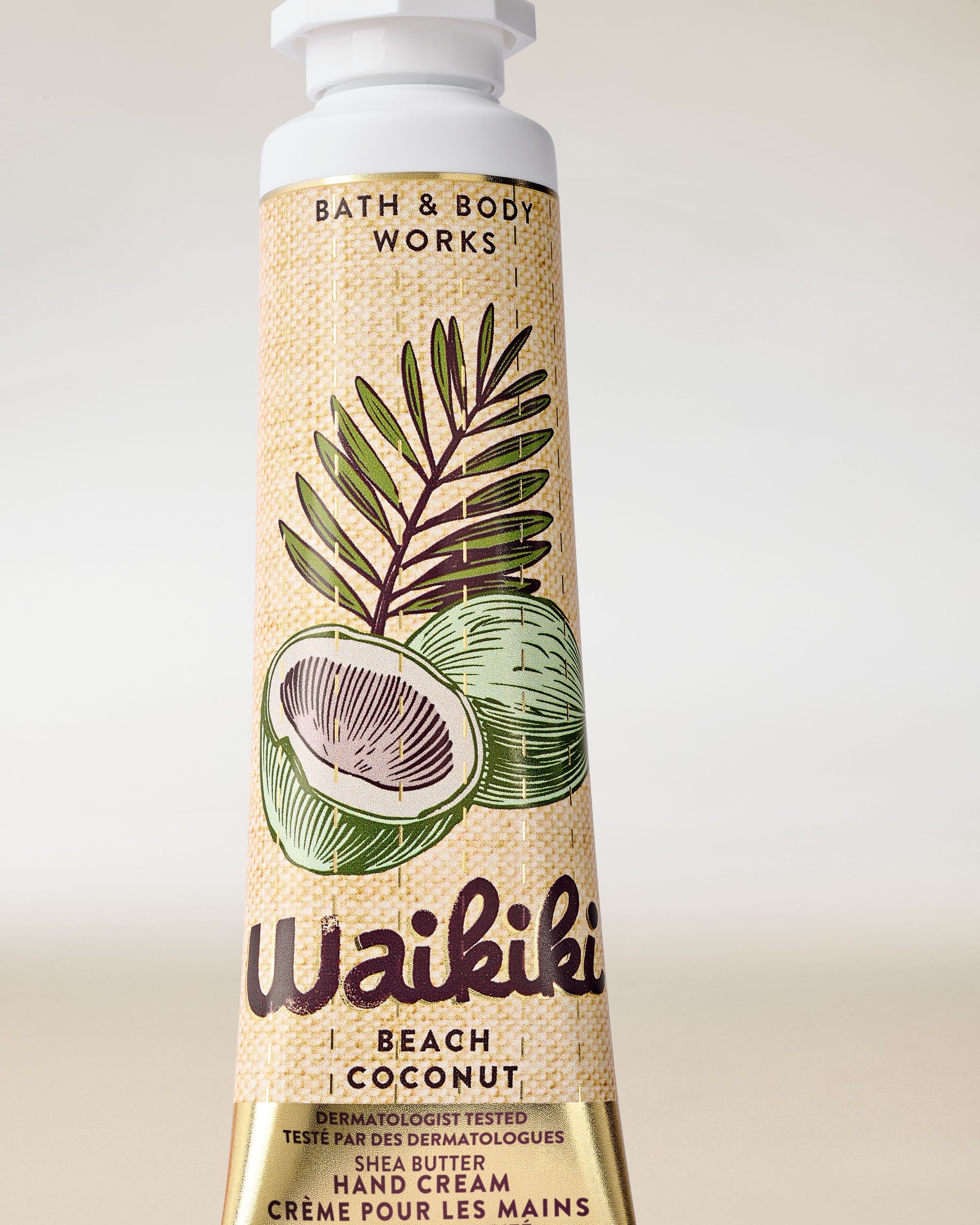 Krem do rąk Waikiki Beach Coconut w żółtej tubie z ilustracją kokosa i tropikalnym motywem.