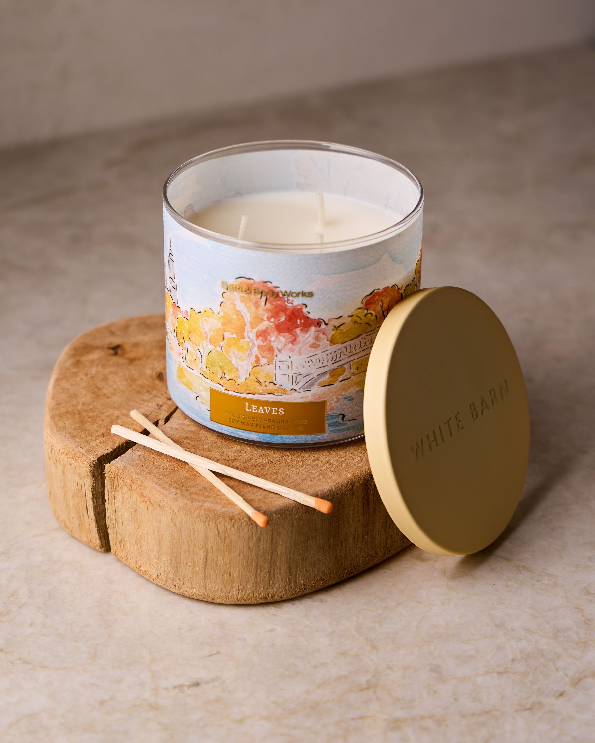 Świeca zapachowa Bath & Body Works Leaves z mieszanki wosku sojowego, 3 knoty