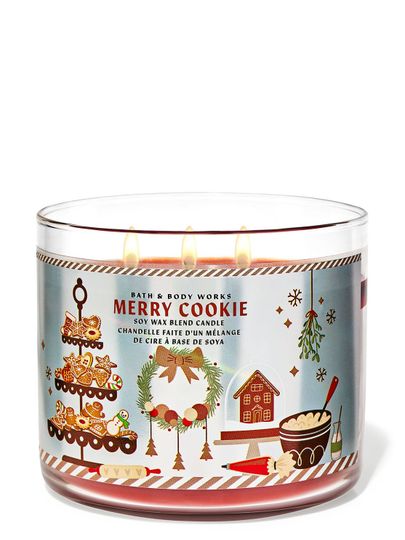Lumânare "Merry Cookie" într-un borcan cu ilustrații de prăjituri de Crăciun și coroniță de brad, Bath & Body Works.