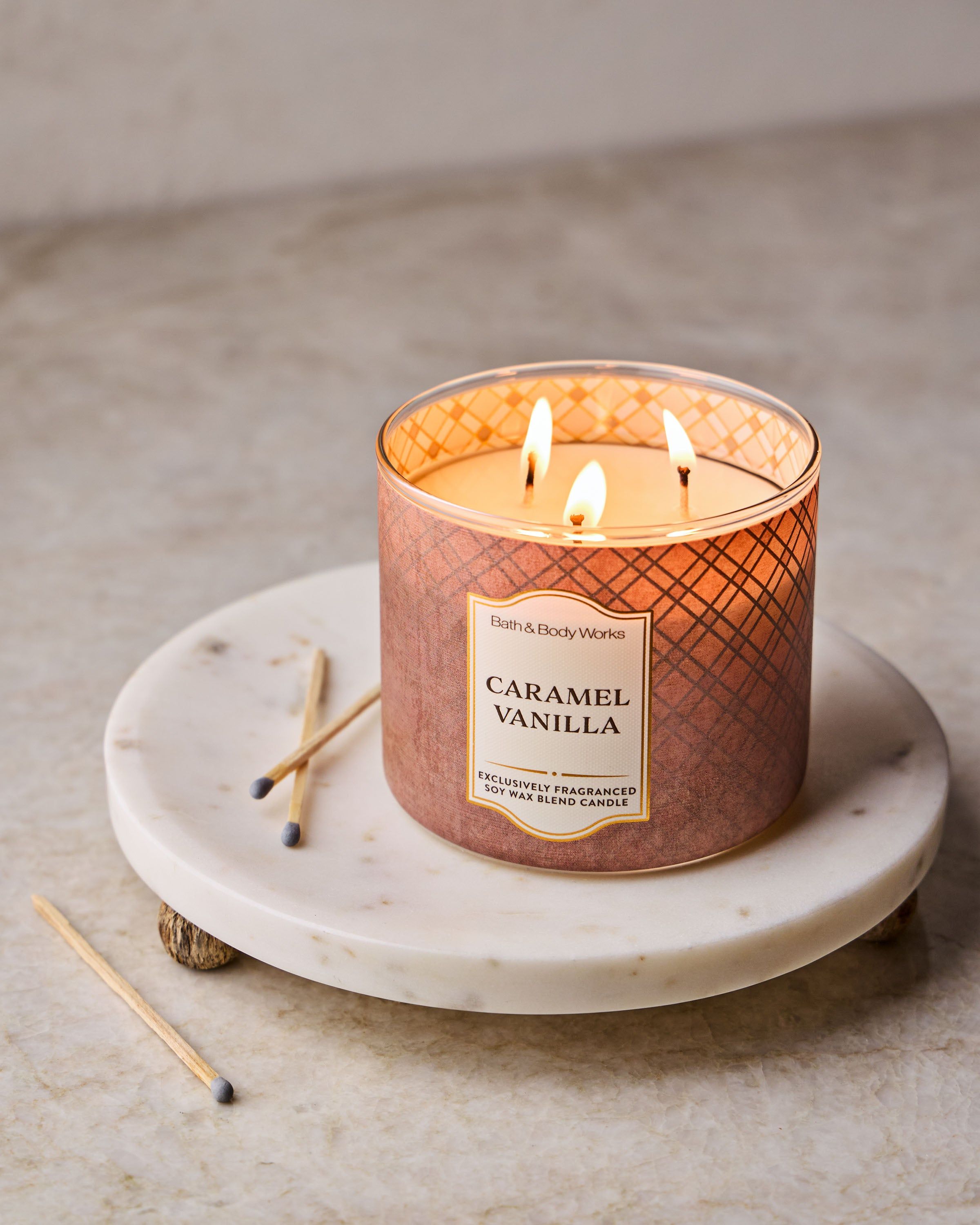 Świeca zapachowa Bath & Body Works Caramel Vanilla z mieszanki wosku sojowego, 3 knoty