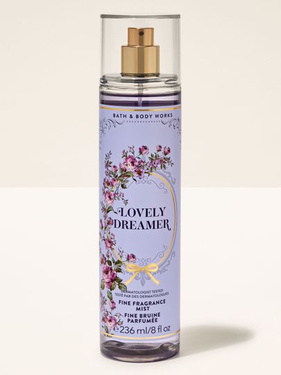 Mgiełka zapachowa Lovely Dreamer od Bath & Body Works w jasnofioletowej butelce z atomizerem i kwiatową etykietą.
