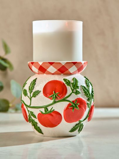 Podstawka pod świecę 3‑knotową Bath & Body Works z motywem pomidorów i czerwono‑białym wzorem.