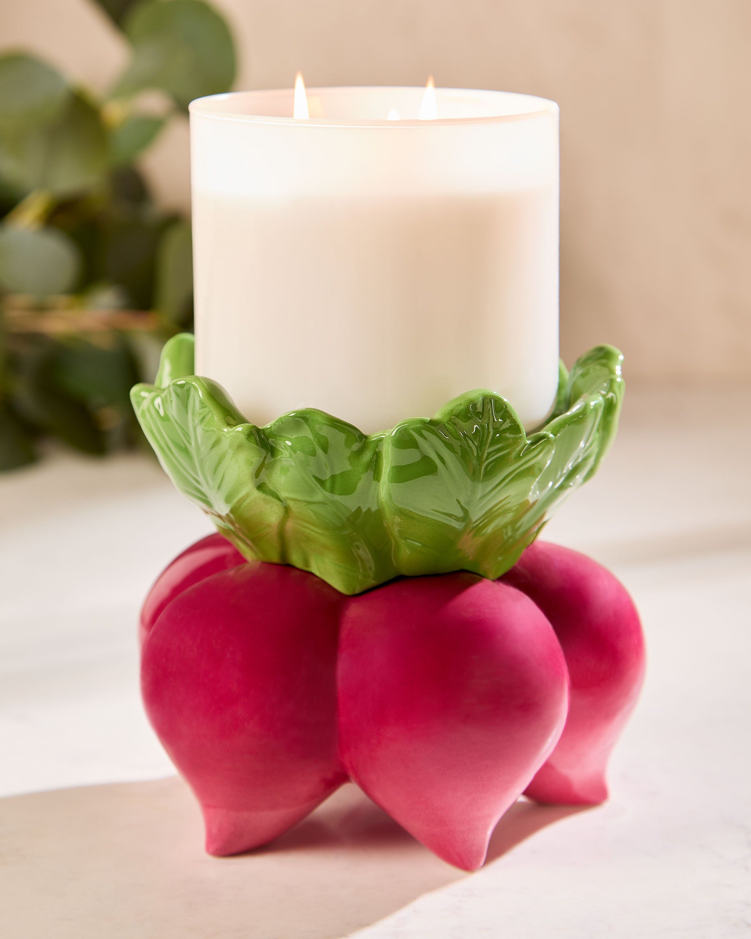 Podstawka pod świecę 3‑knotową Bath & Body Works w kształcie buraków z zielonymi liśćmi.
