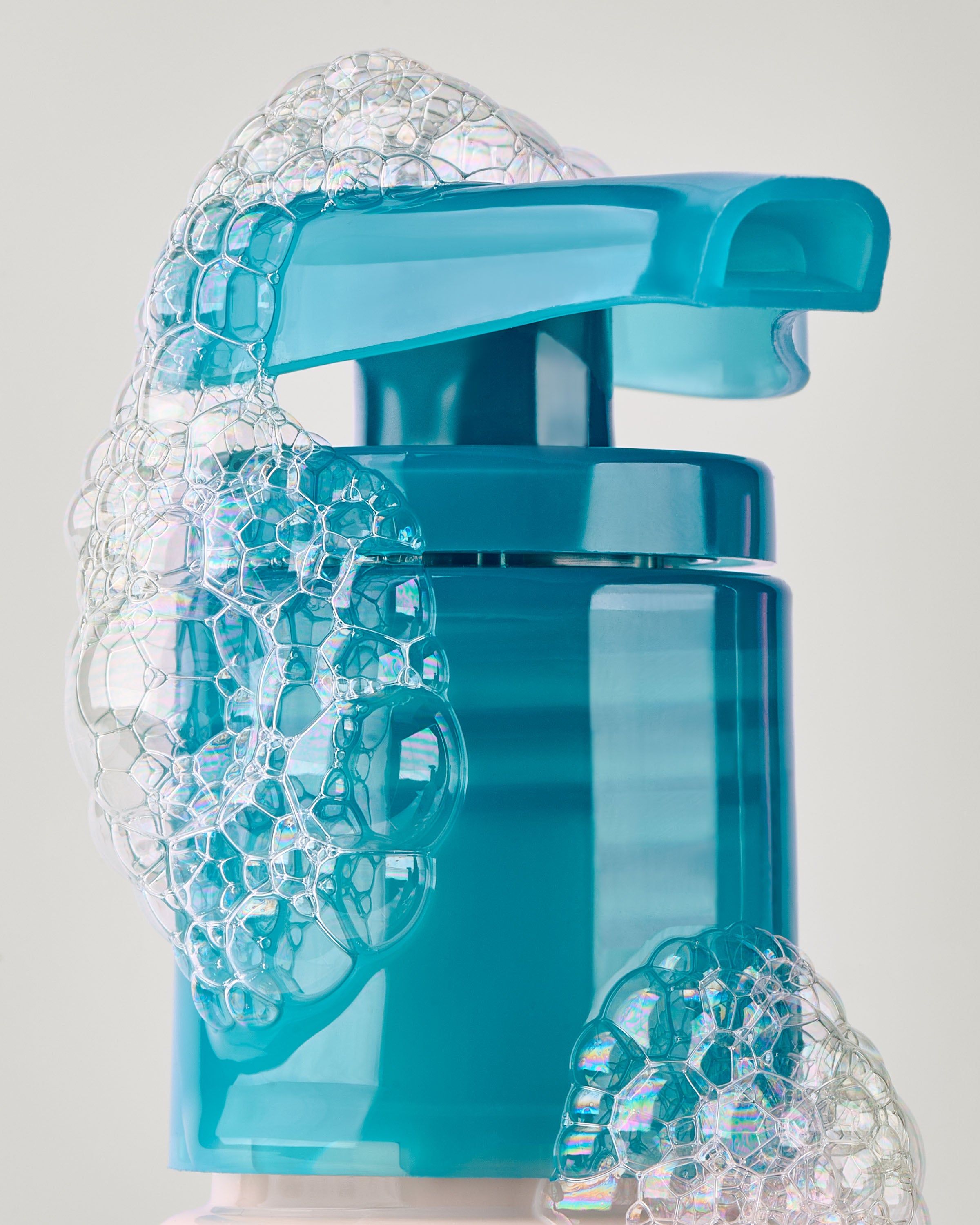 Nawilżające mydło do rąk Cool Aloe Water Bath & Body Works w kremowej butelce z turkusową pompką.