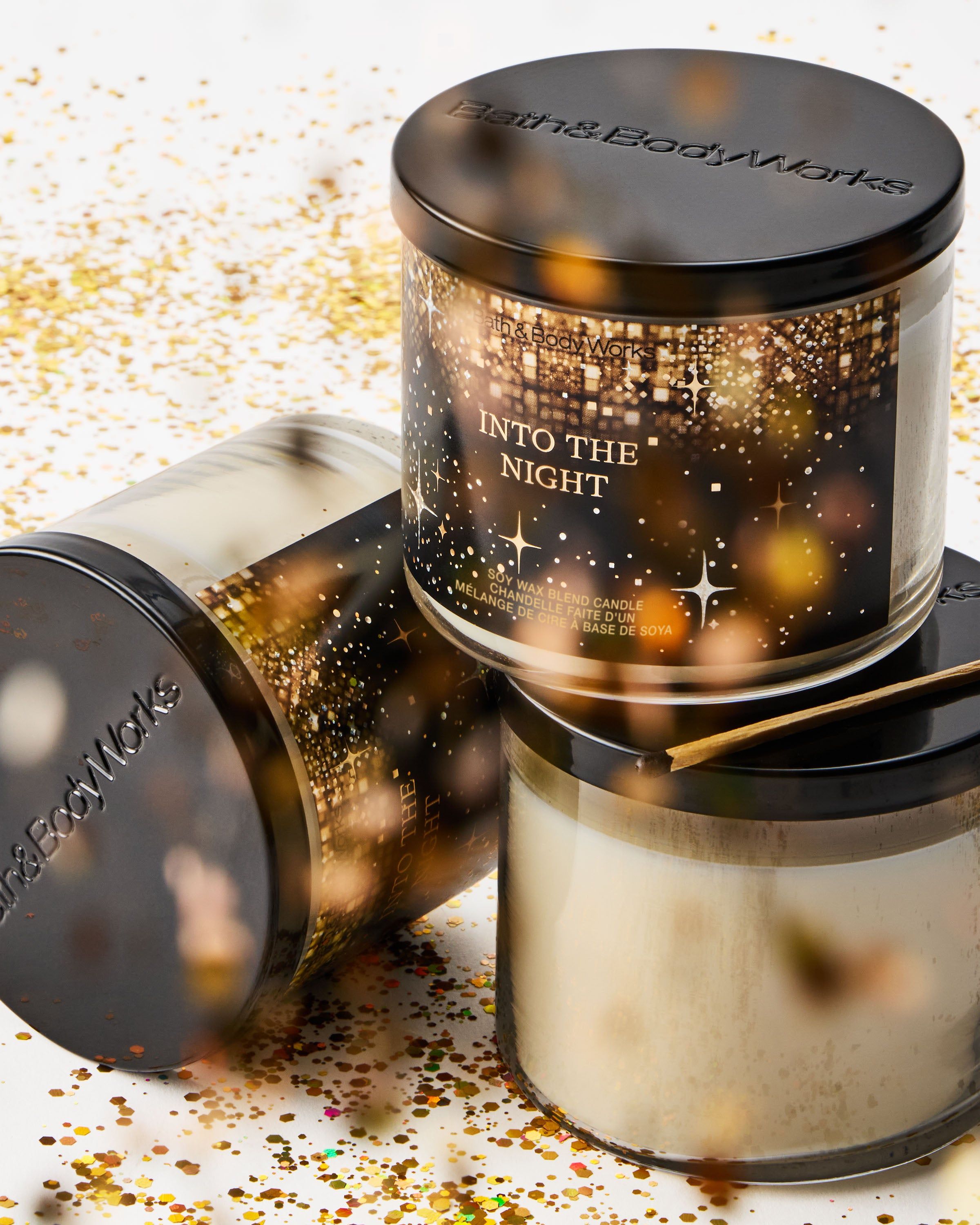 Świeca zapachowa Into the Night Bath & Body Works w szklanym słoju z ciemną etykietą
