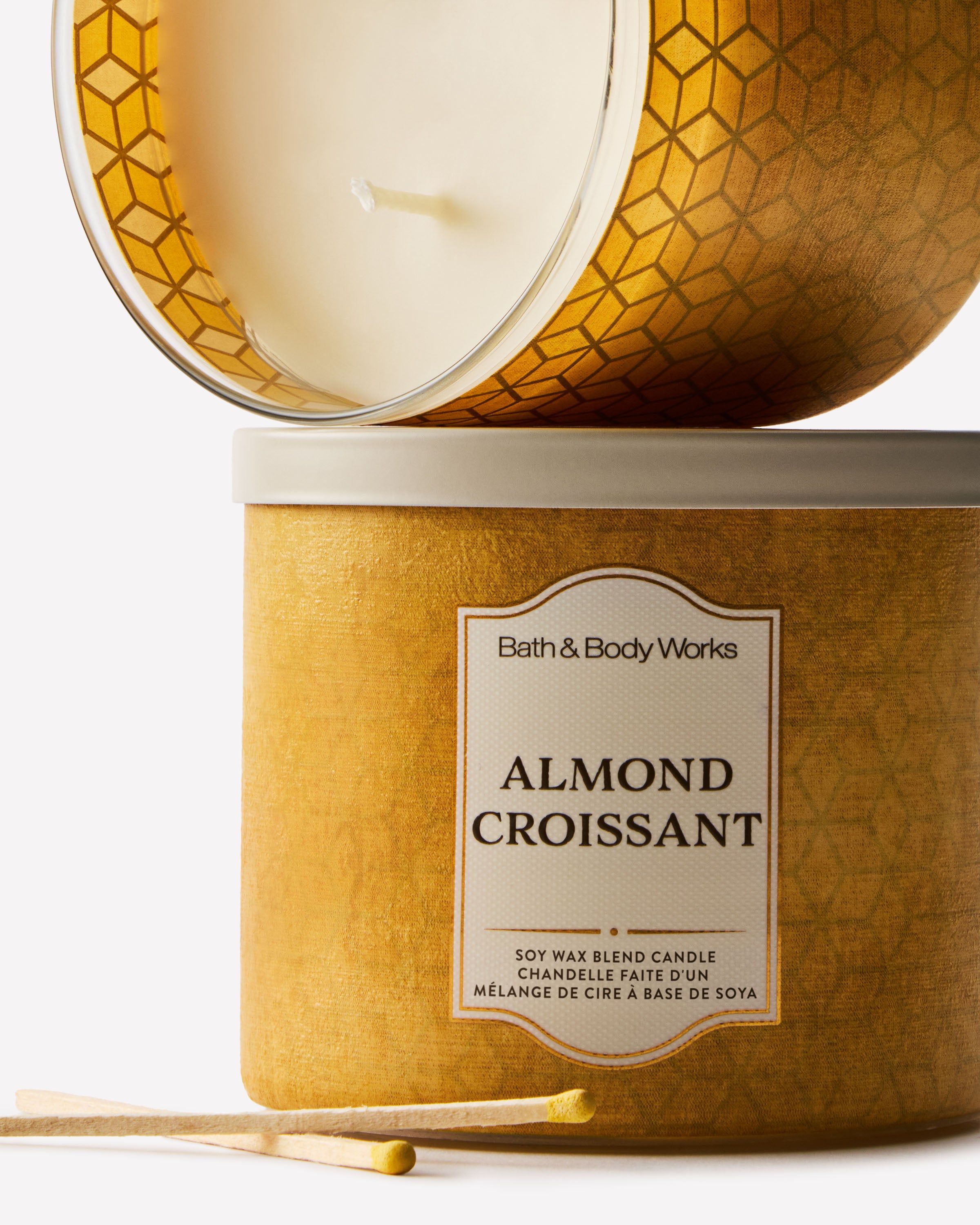 Świeca zapachowa Bath & Body Works Almond Croissant w szklanym słoiku z białą pokrywką