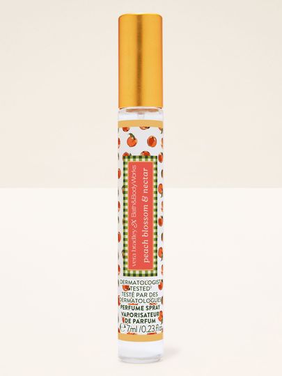 Bath & Body Works Peach Blossom & Nectar – mini perfumy w sprayu w smukłym flakonie z brzoskwiniowym motywem.