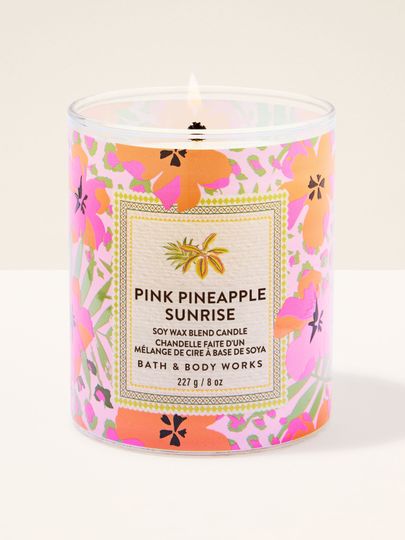 Świeca Pink Pineapple Sunrise z kolorową, tropikalną etykietą w hibiskusy i ananasa – letni, energetyczny design.