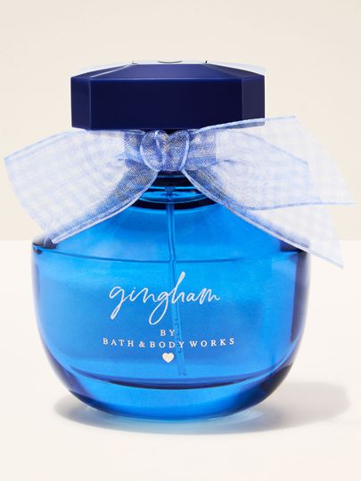 Perfumy Bath & Body Works Gingham w niebieskim szklanym flakonie z dekoracyjną kokardą.