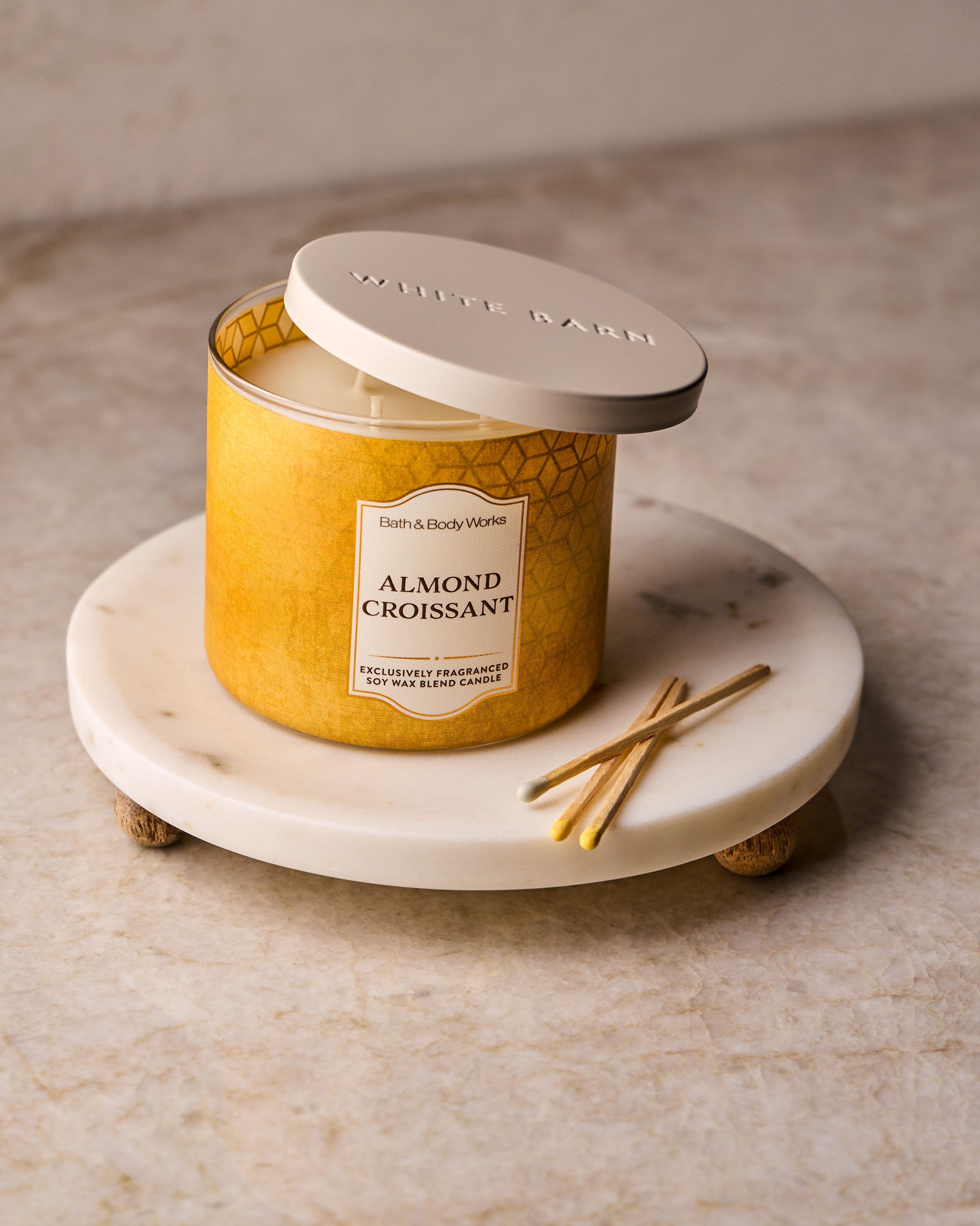 Świeca zapachowa Bath & Body Works Almond Croissant w szklanym słoiku z białą pokrywką