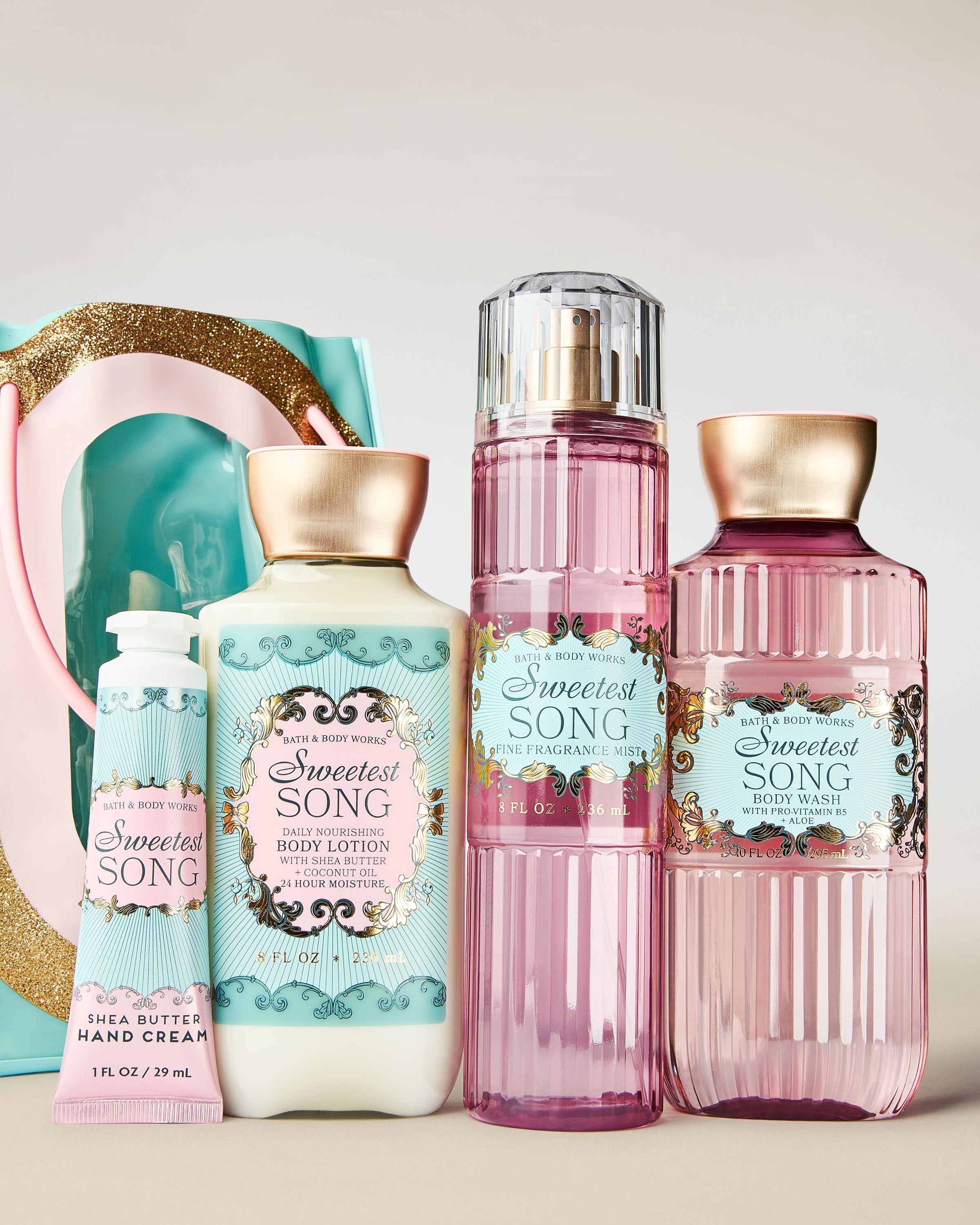 Zestaw prezentowy Bath & Body Works Sweetest Song z mgiełką, żelem, balsamem i kremem do rąk w ozdobnej torbie.