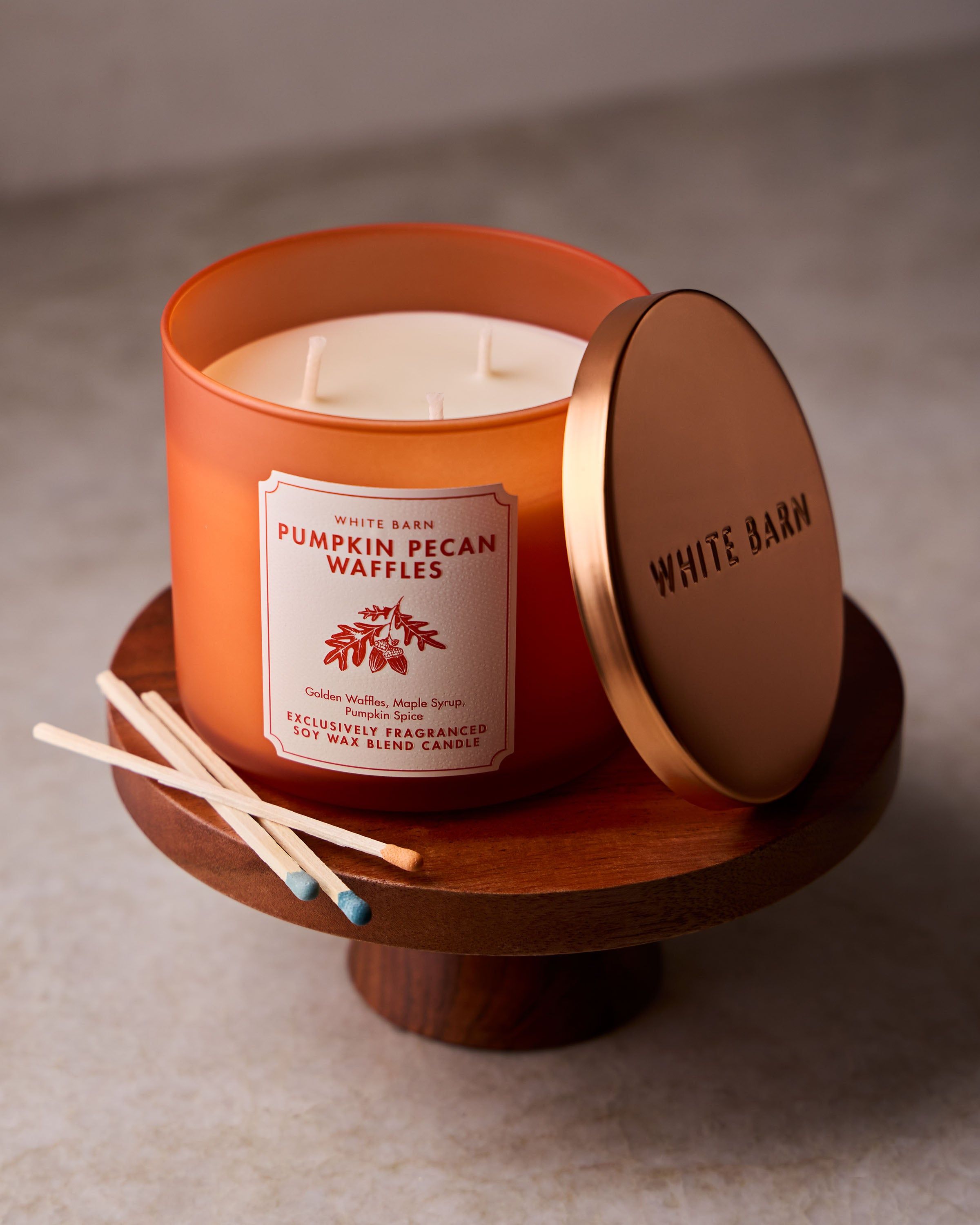 Świeca zapachowa White Barn Pumpkin Pecan Waffles z mieszanki wosku sojowego, 3 knoty
