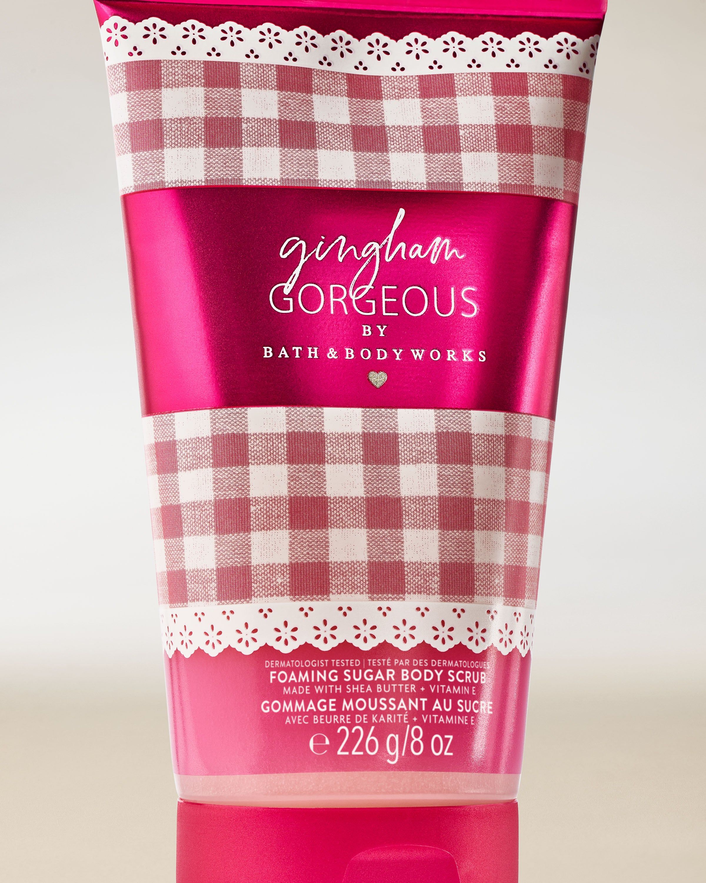 Cukrowy peeling do ciała Bath & Body Works Gingham Gorgeous w różowej tubie z wzorem gingham.