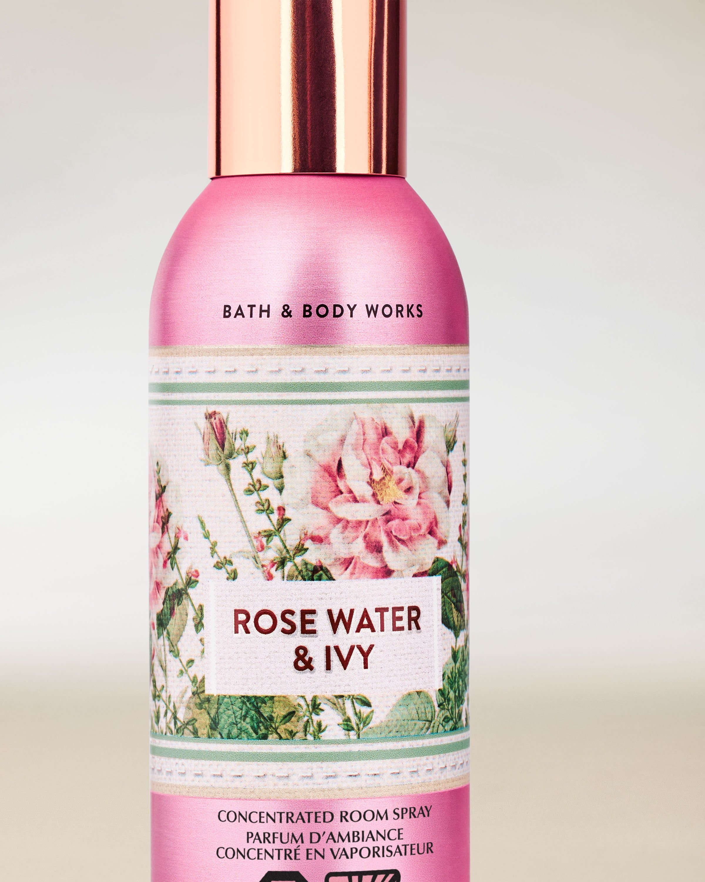 Bath & Body Works Rose Water & Ivy – skoncentrowany spray do pomieszczeń w różowym flakonie z różano‑roślinnym motywem.