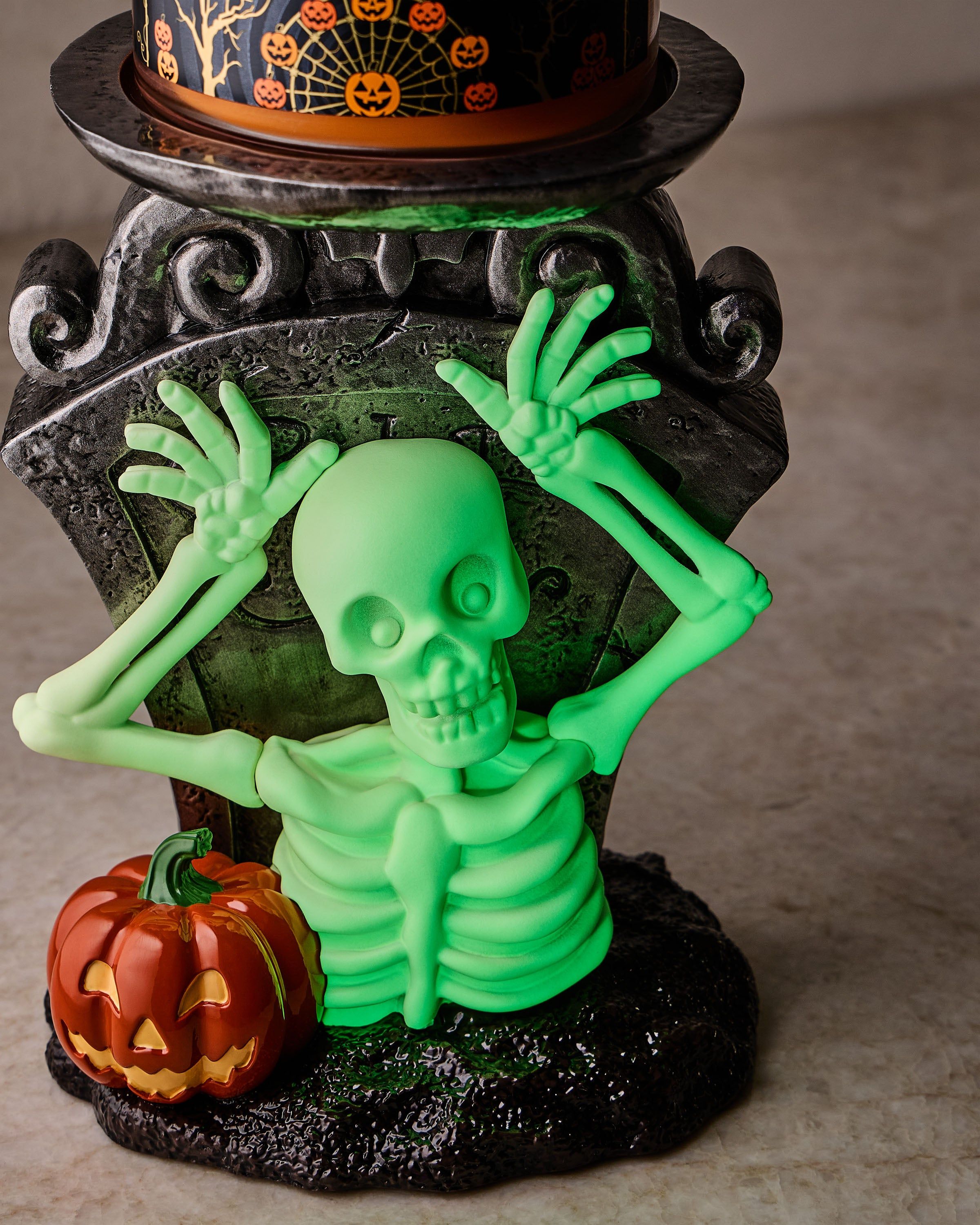 Podstawka na świecę trzyknotową ze szkieletem, nagrobkiem i dynią Halloween