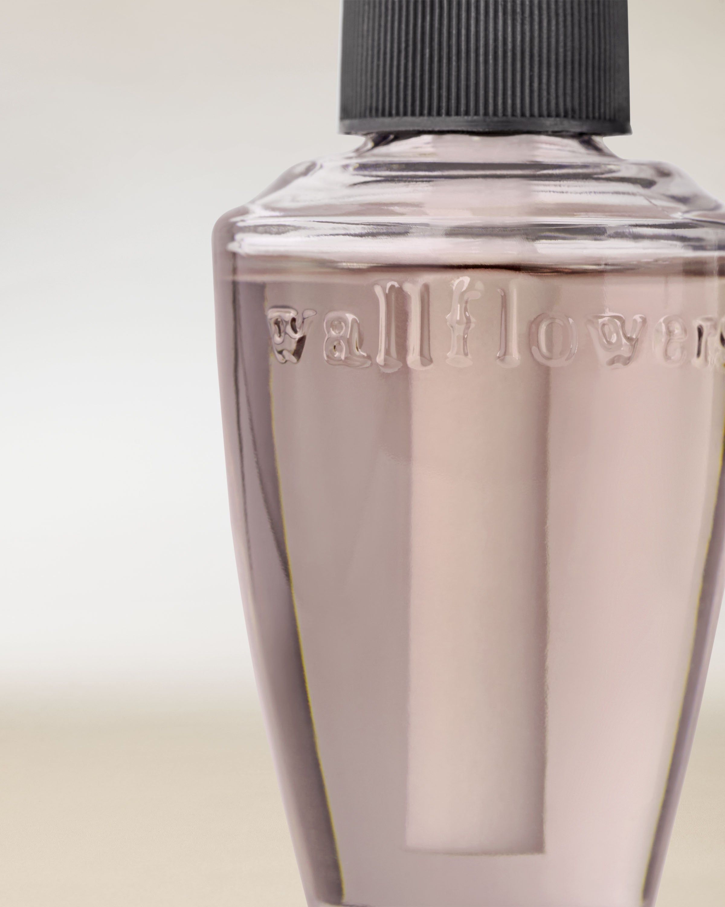 Fioletowy wkład Wallflowers z tłoczonym logo — elegancki detal domowego odświeżacza.