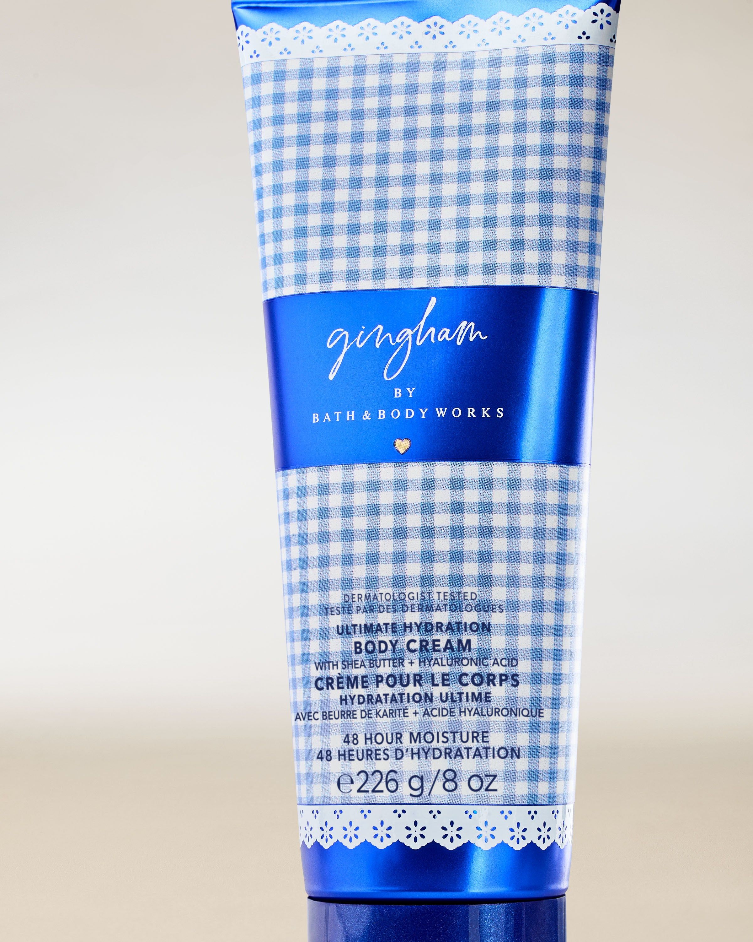Krem do ciała Bath & Body Works Gingham 226 g w niebieskiej tubie z klasycznym wzorem gingham.