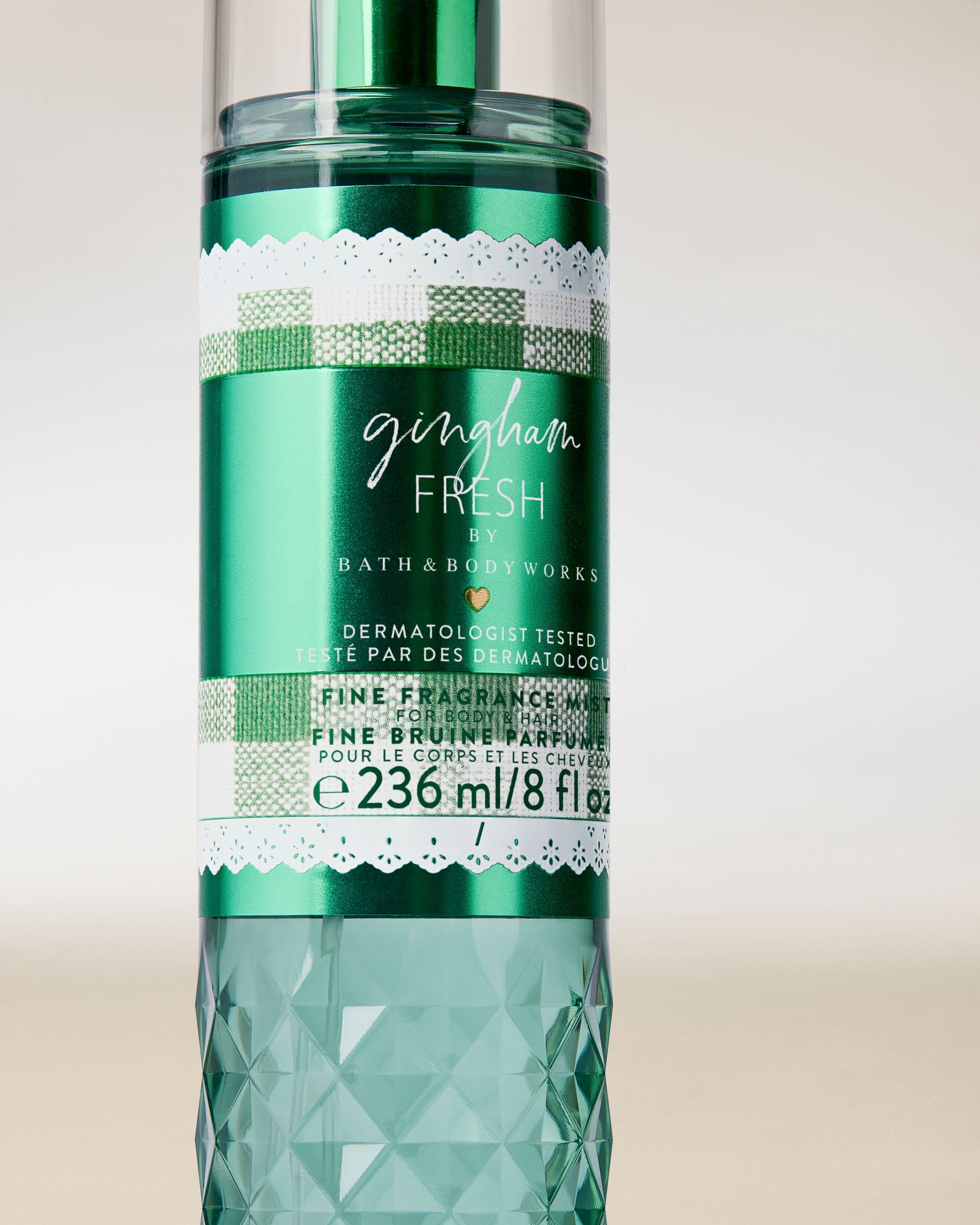 Mgiełka zapachowa Bath & Body Works Gingham Fresh 236 ml w zielonej butelce z atomizerem.