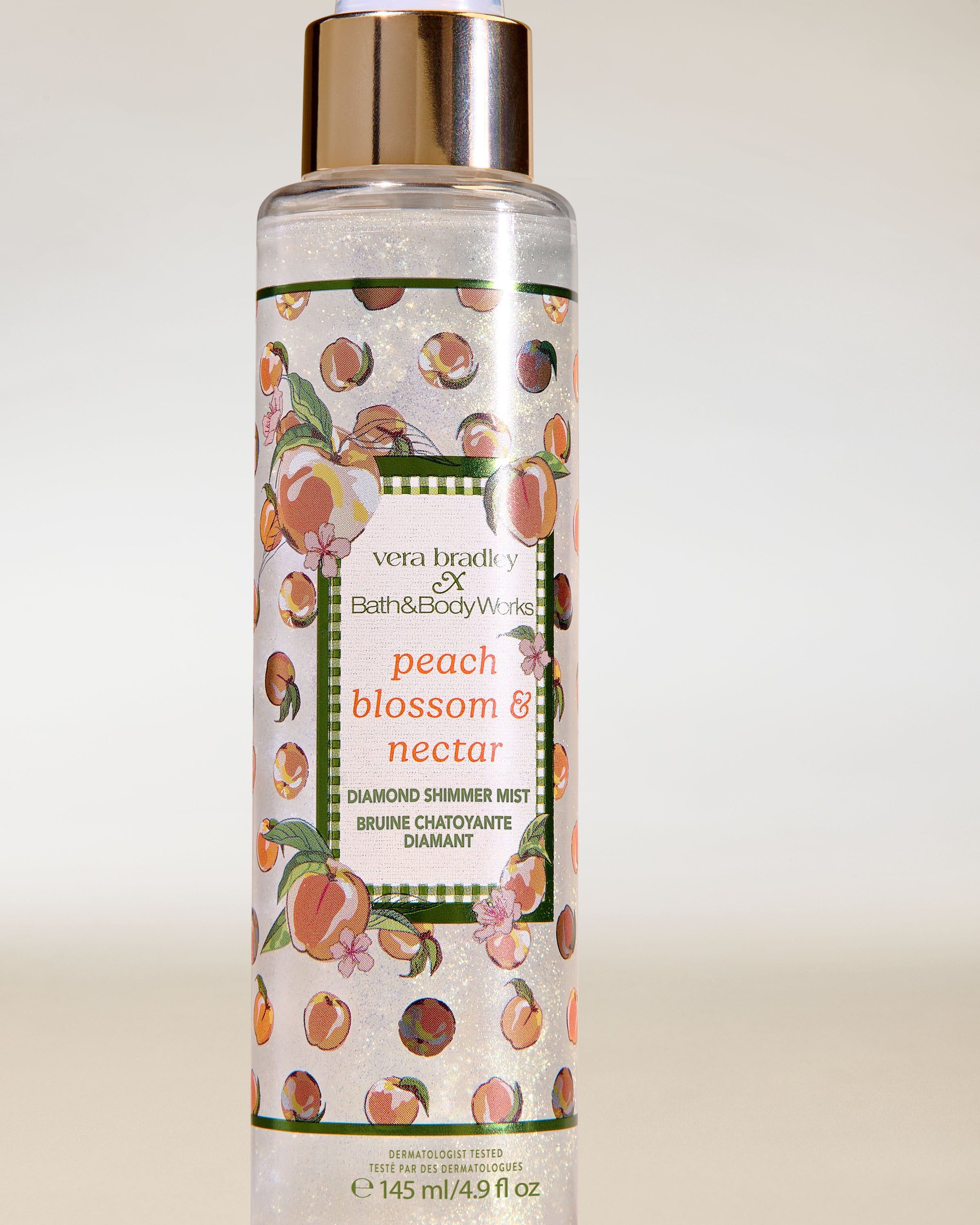 Bath & Body Works Peach Blossom & Nectar – mgiełka rozświetlająca Diamond Shimmer w przezroczystym flakonie ze złotą pompką.