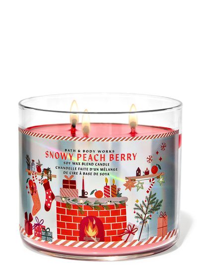 Lumânare "Snowy Peach Berry" într-un borcan cu ilustrație de șemineu, șosete și cadouri de Crăciun, Bath & Body Works.