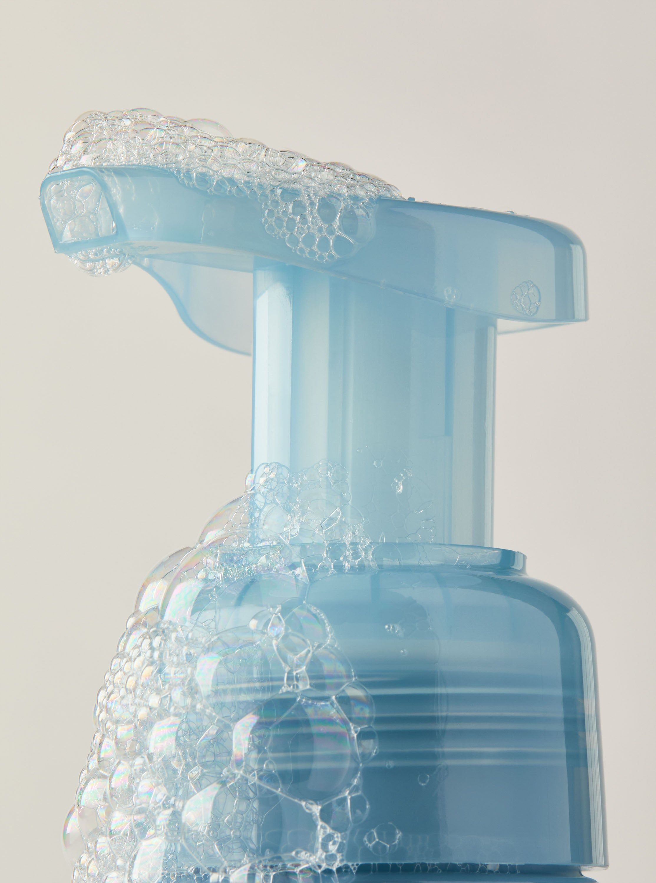 Mydło w piance Frozen Lake Bath & Body Works z zimowym krajobrazem, mostkiem i płatkami śniegu