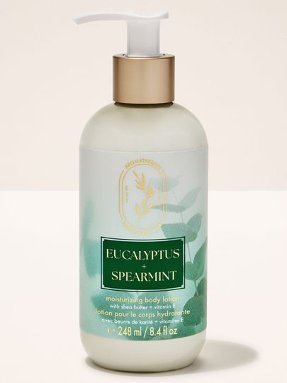Balsam do ciała Bath & Body Works Aromatherapy "Eucalyptus + Spearmint" w jasnej butelce z pompką i miętową etykietą.