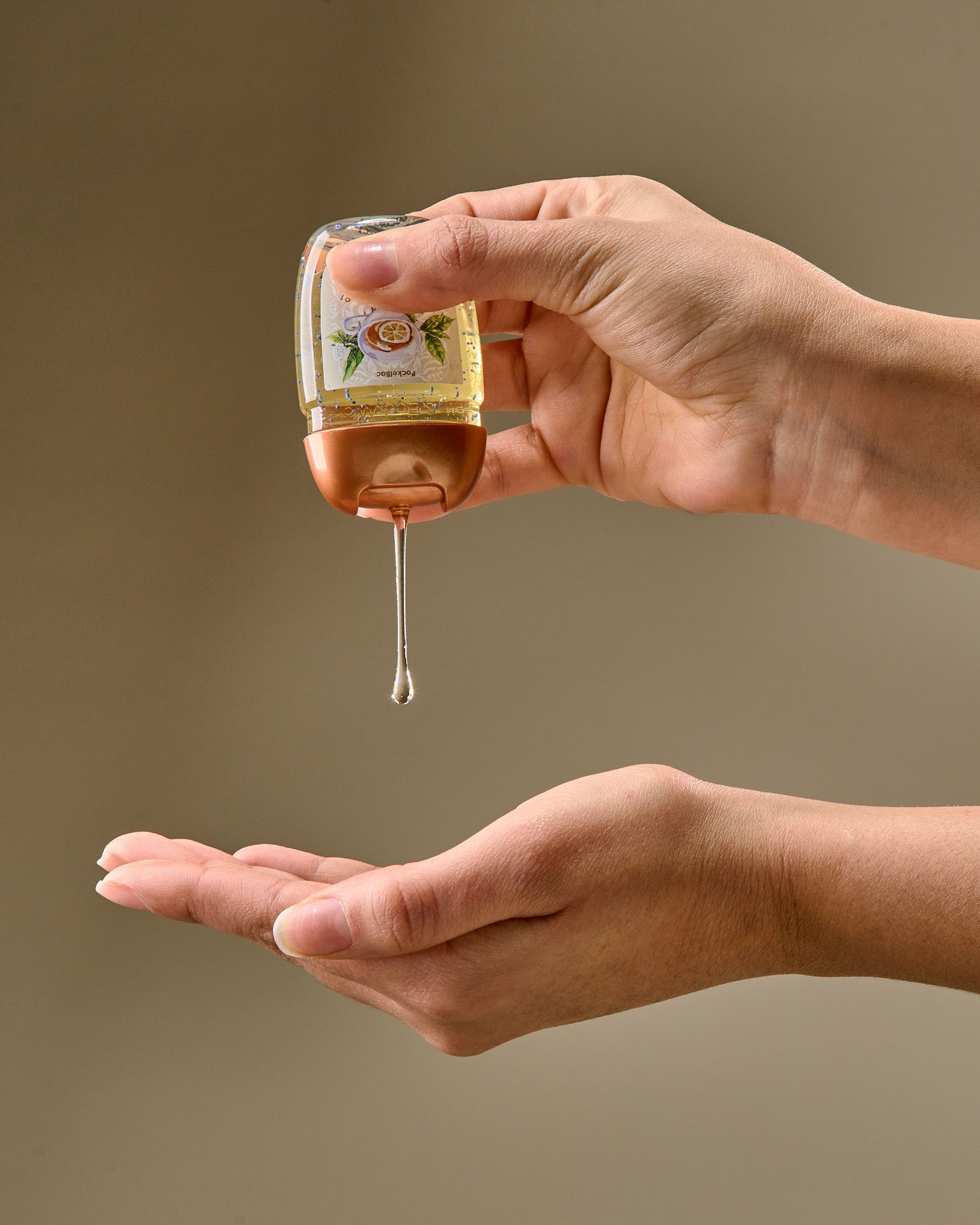 Bath & Body Works Sweet Tea & Lemonade PocketBac – żel do dezynfekcji rąk w żółtej butelce z motywem herbaty i cytryny.