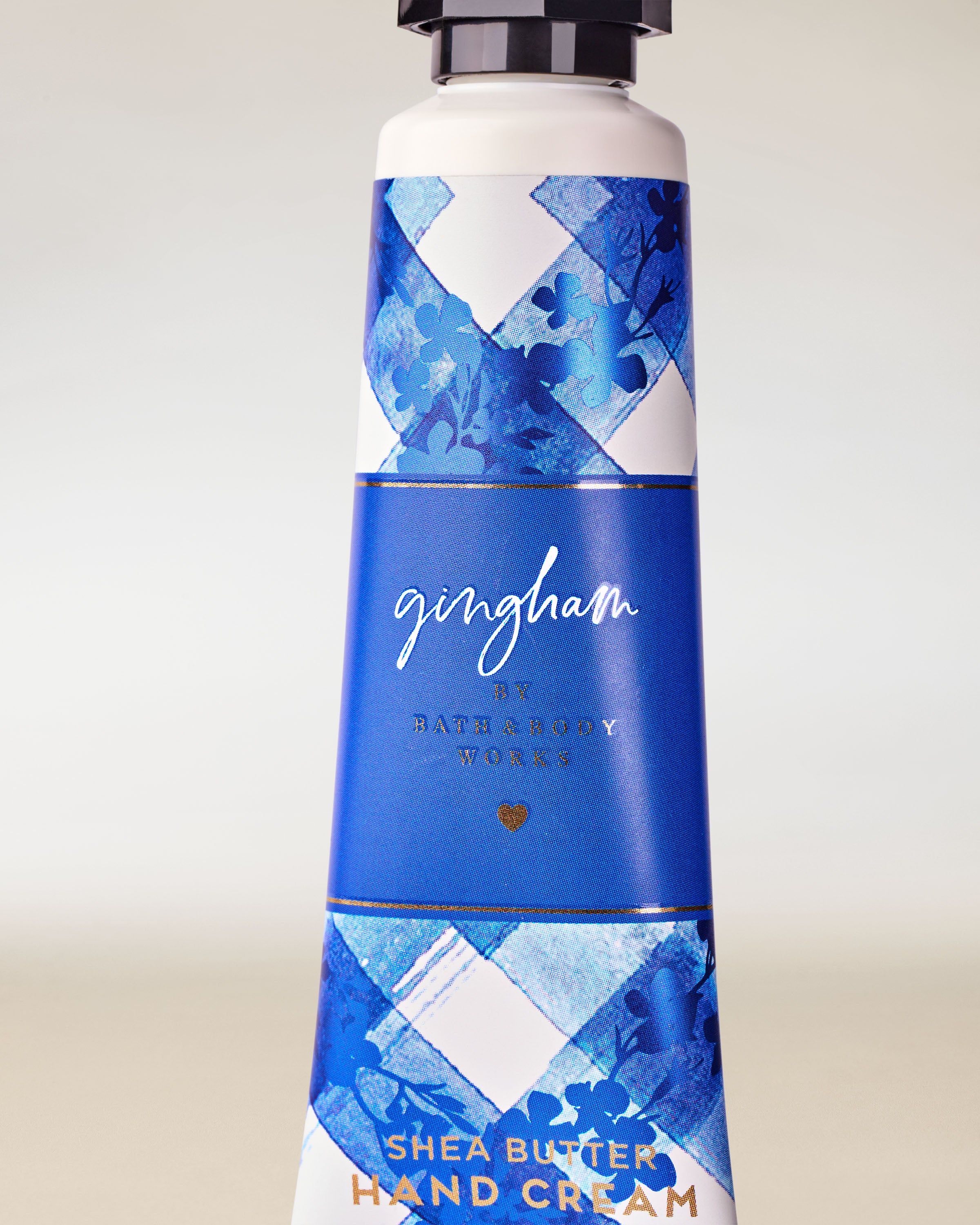 Krem do rąk Bath & Body Works Gingham w niebieskiej tubce 29 ml z klasycznym wzorem.