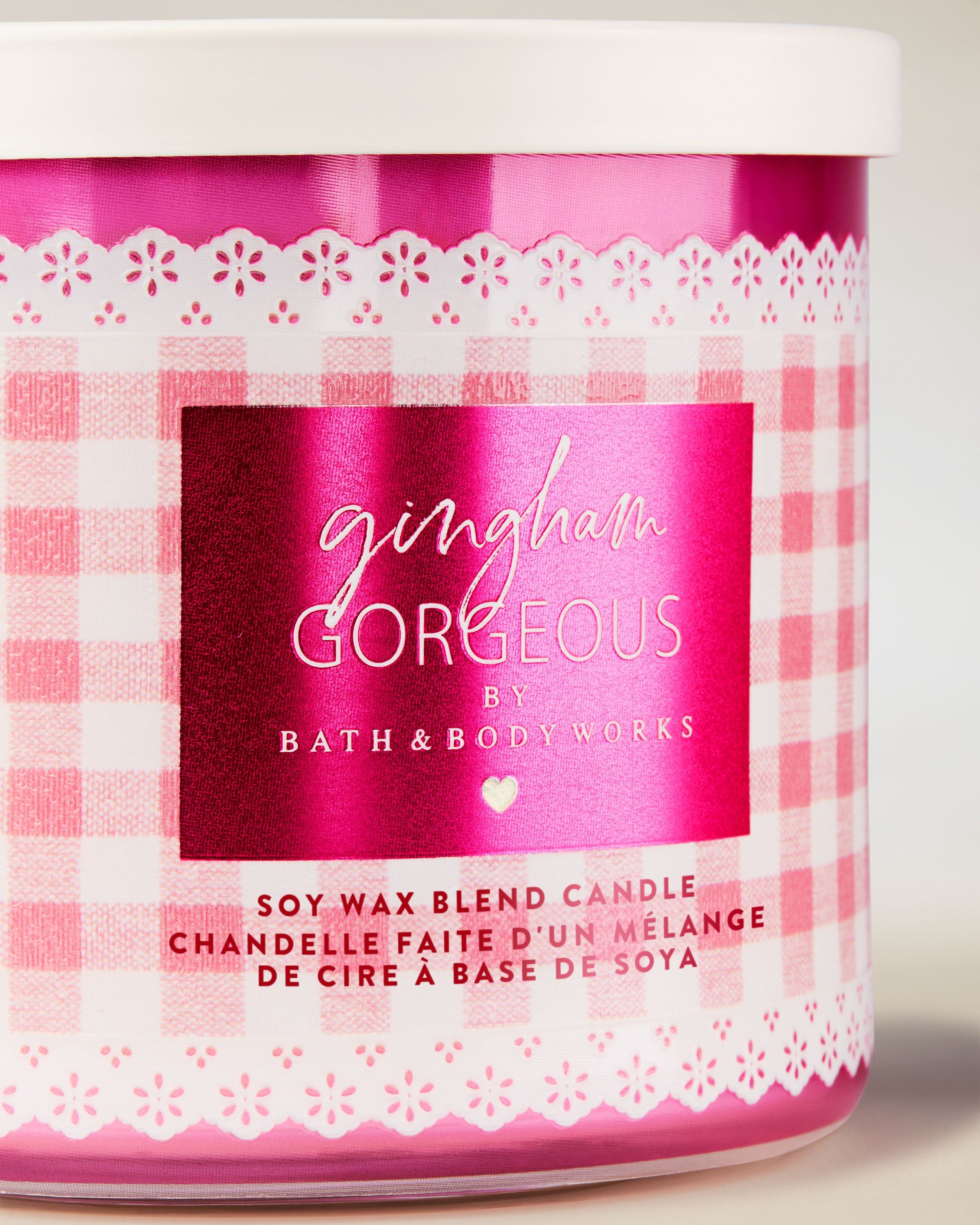 Świeca zapachowa 3‑knotowa Bath & Body Works Gingham Gorgeous w szklanym słoju z różowym wzorem gingham.