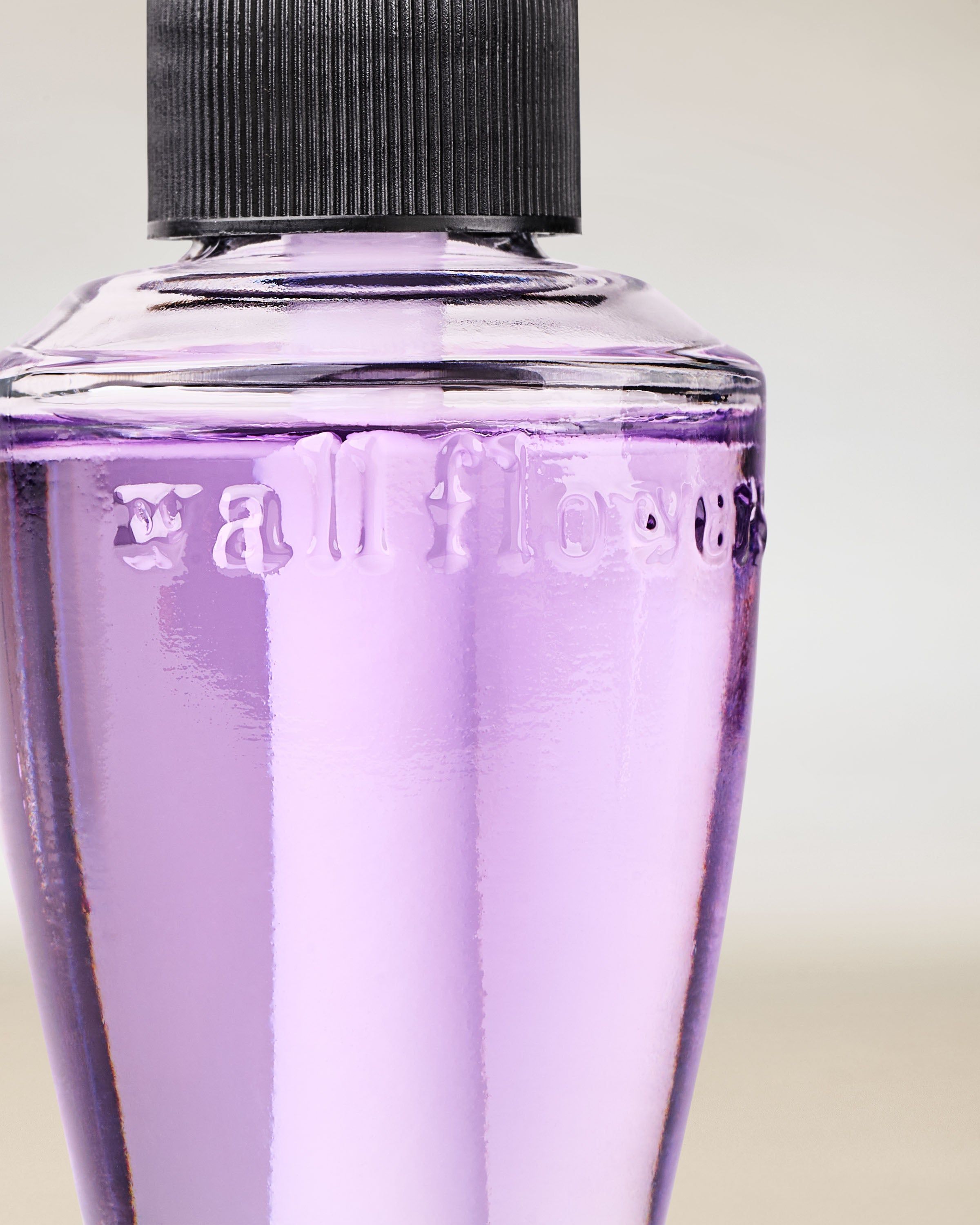 Bath & Body Works Wallflowers – fioletowy wkład z wytłoczonym logo w eleganckim, minimalistycznym kadrze