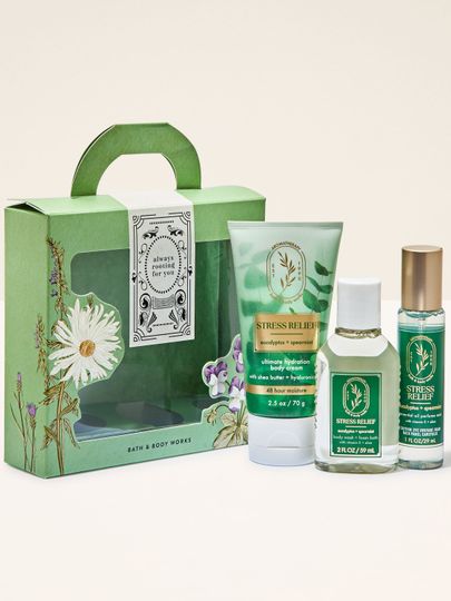 Zestaw prezentowy Bath & Body Works Aromatherapy Stress Relief z kosmetykami Eucalyptus + Spearmint w zielonym opakowaniu.