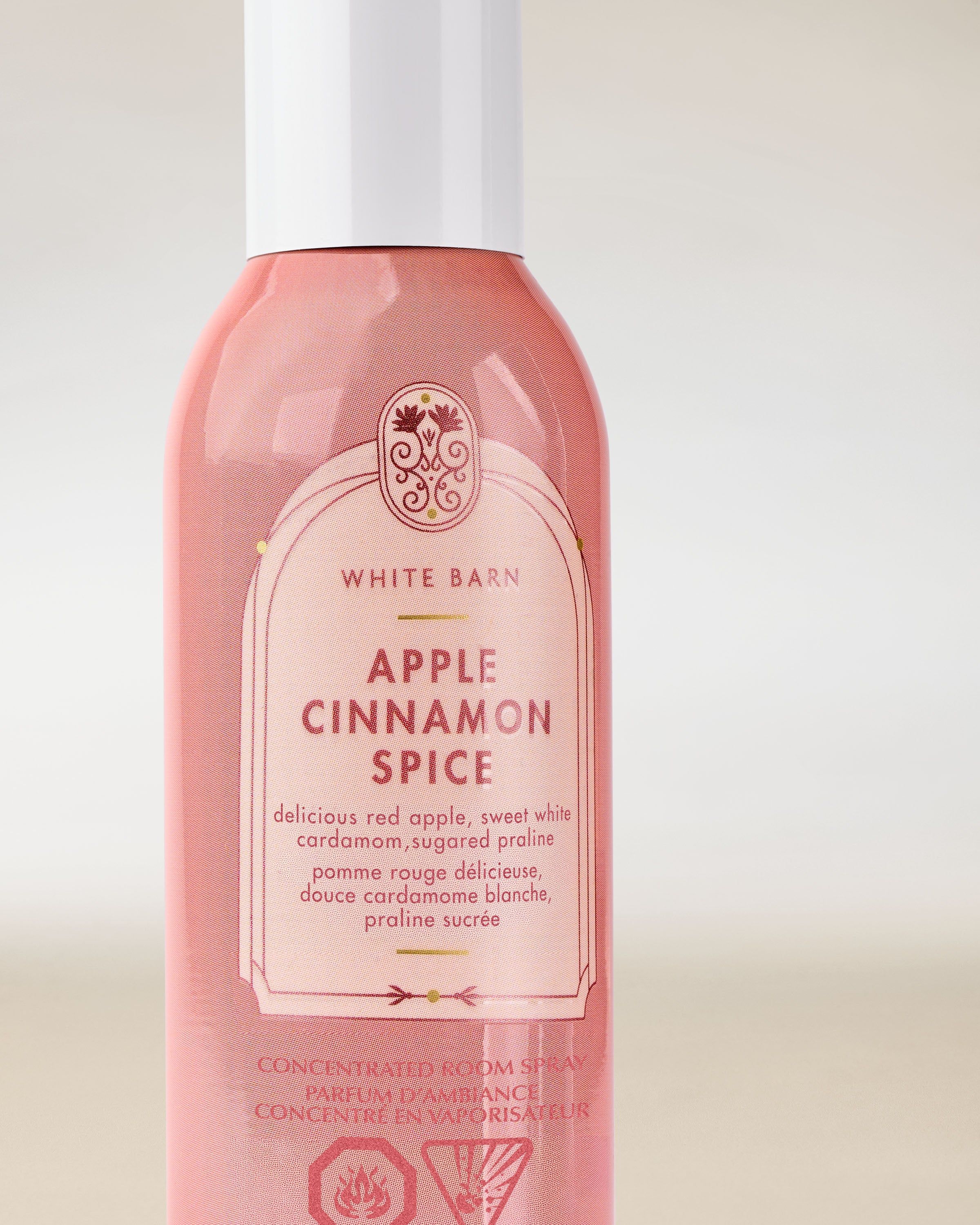 White Barn Apple Cinnamon Spice – różowy room spray o aromacie jabłka i cynamonu w eleganckiej butelce.