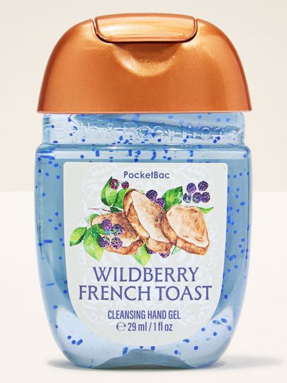 Bath & Body Works Wildberry French Toast PocketBac – żel do dezynfekcji rąk w niebieskiej butelce z motywem tostów i owoców.