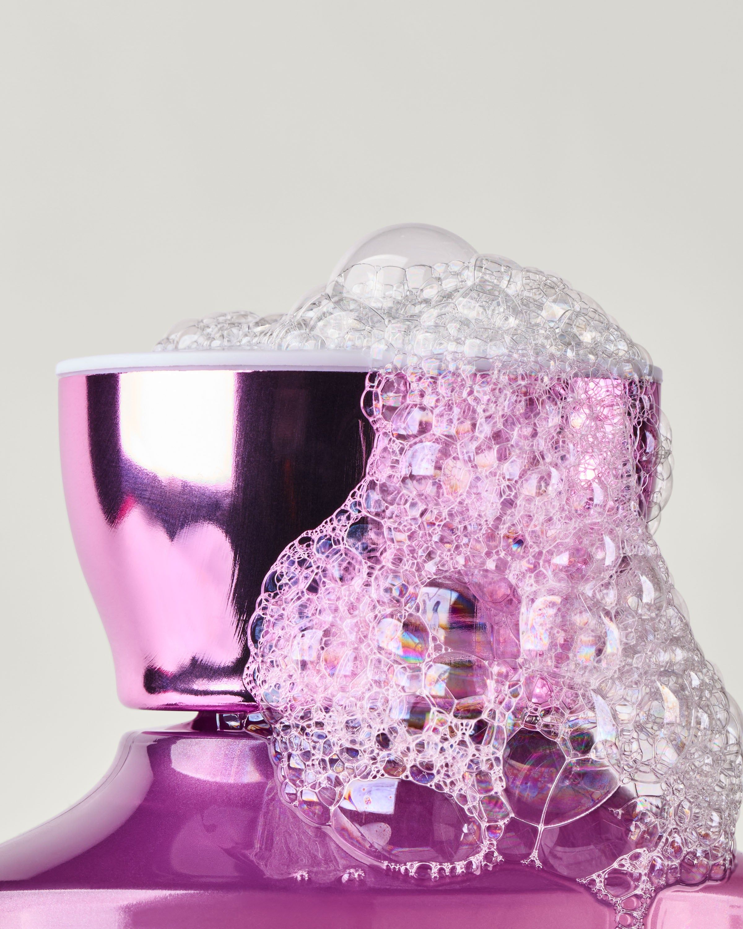 Żel do mycia ciała Sweet Pea od Bath & Body Works w fioletowej butelce z klapką i kwiatową, dekoracyjną etykietą.