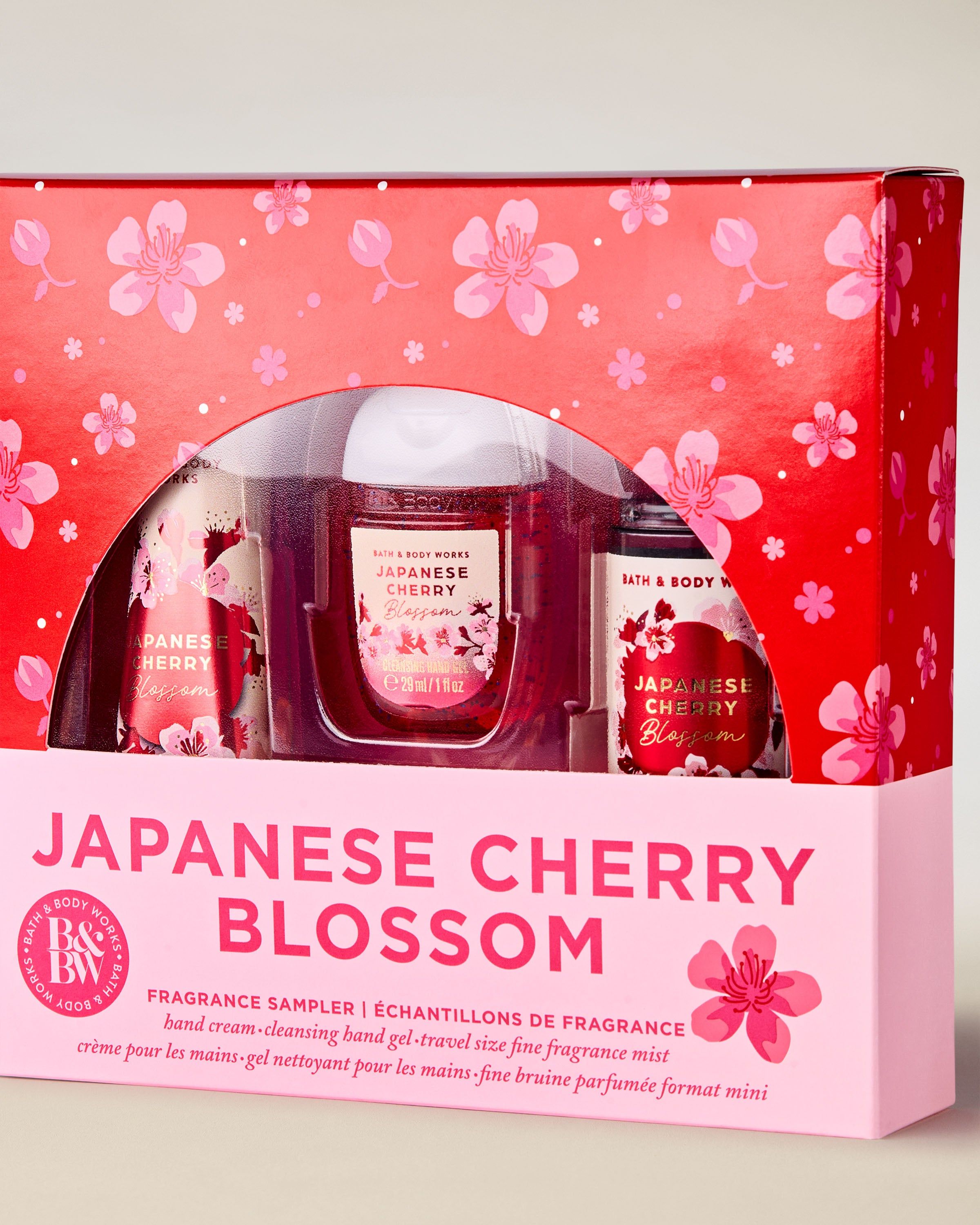 Zestaw Japanese Cherry Blossom od Bath & Body Works w czerwono‑różowym pudełku z kwiatowym motywem.