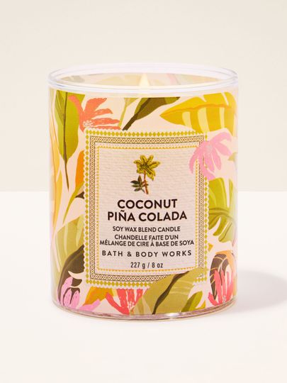 Świeca zapachowa Coconut Piña Colada od Bath & Body Works w szklanym słoju z kolorową, tropikalną etykietą.