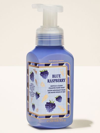 Piankowe mydło do rąk Blue Raspberry od Bath & Body Works w niebieskiej butelce z pompką i owocową etykietą.