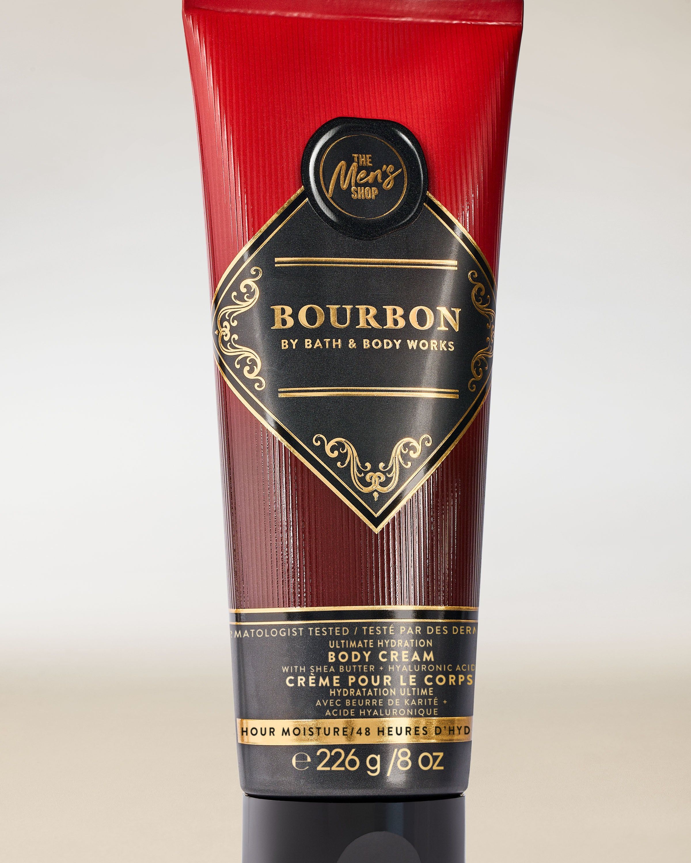 Bath & Body Works Bourbon – krem do ciała dla mężczyzn w tubie w odcieniach czerni i burgundu z ozdobną etykietą.