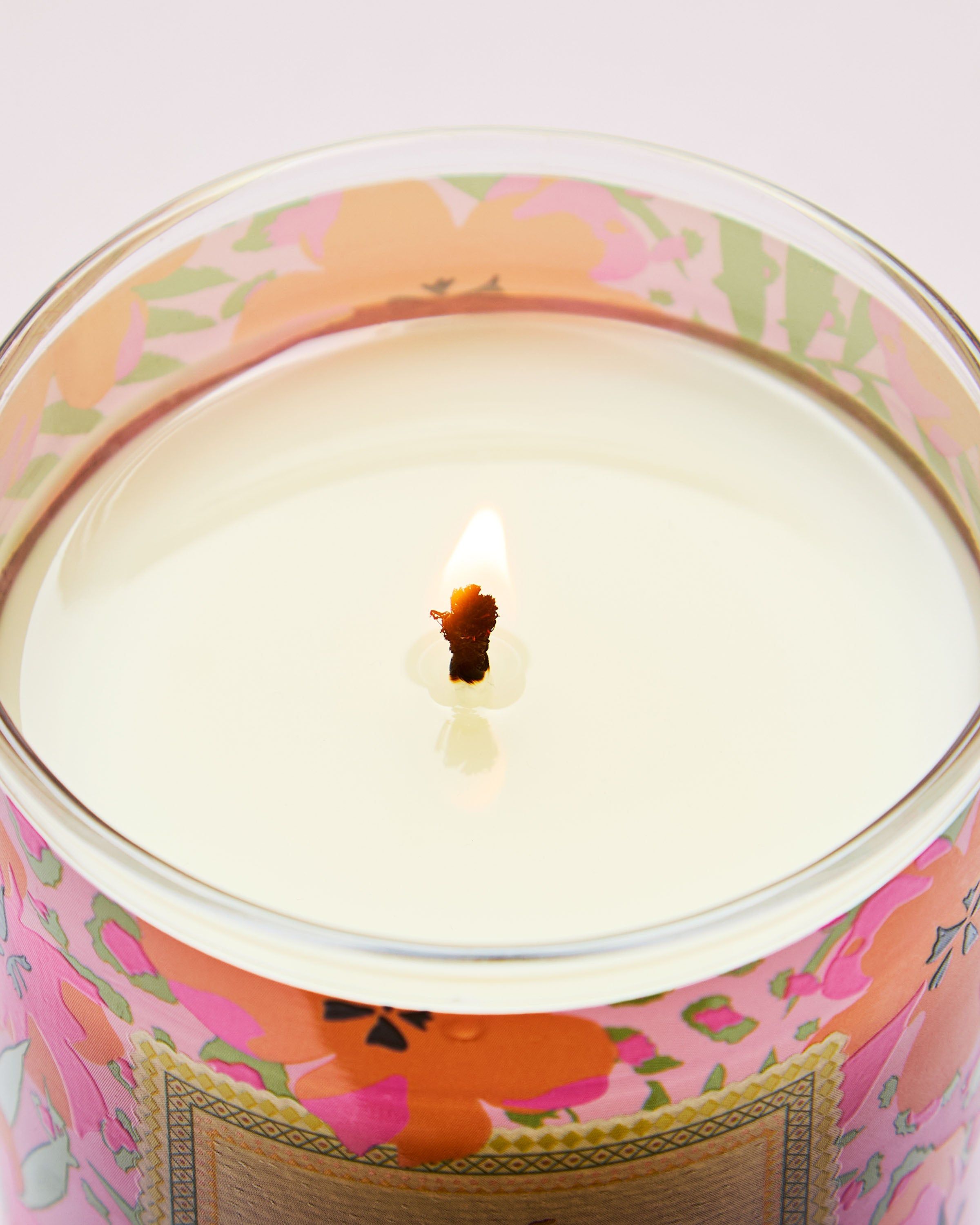 Świeca Pink Pineapple Sunrise z kolorową, tropikalną etykietą w hibiskusy i ananasa – letni, energetyczny design.