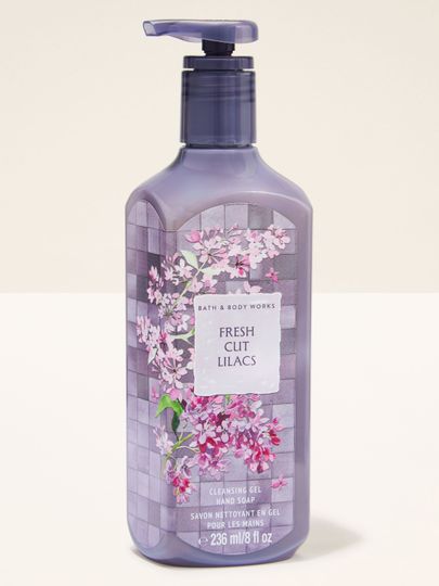 Żel do mycia rąk Bath & Body Works Fresh Cut Lilacs 236 ml w fioletowej butelce z kwiatowym motywem.
