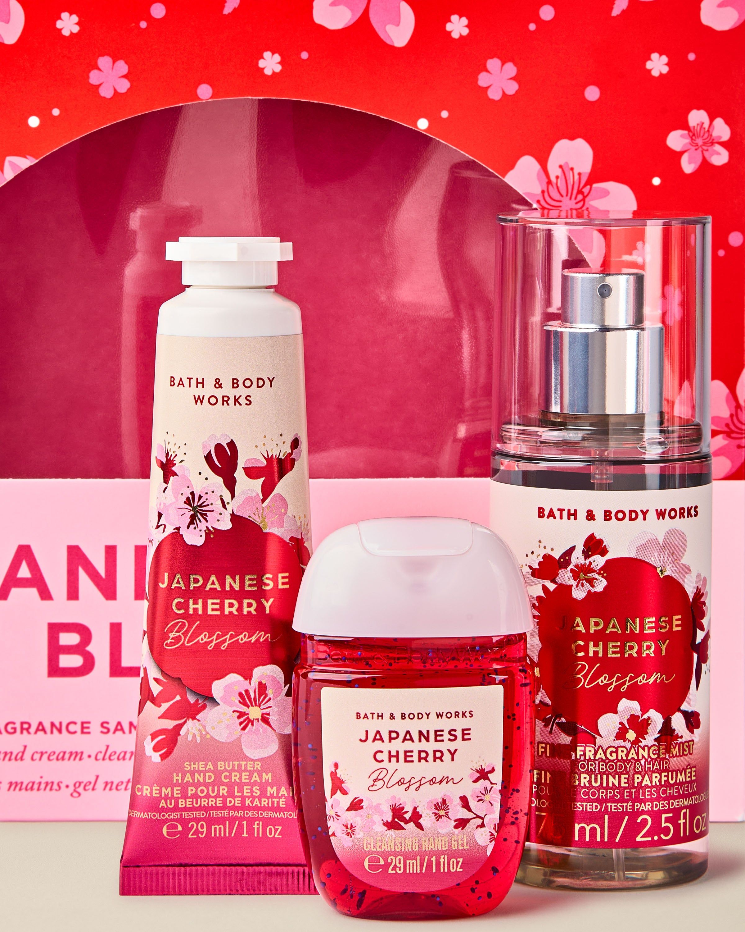 Mini zestaw Japanese Cherry Blossom od Bath & Body Works – krem, żel antybakteryjny i mgiełka w czerwonym designie.
