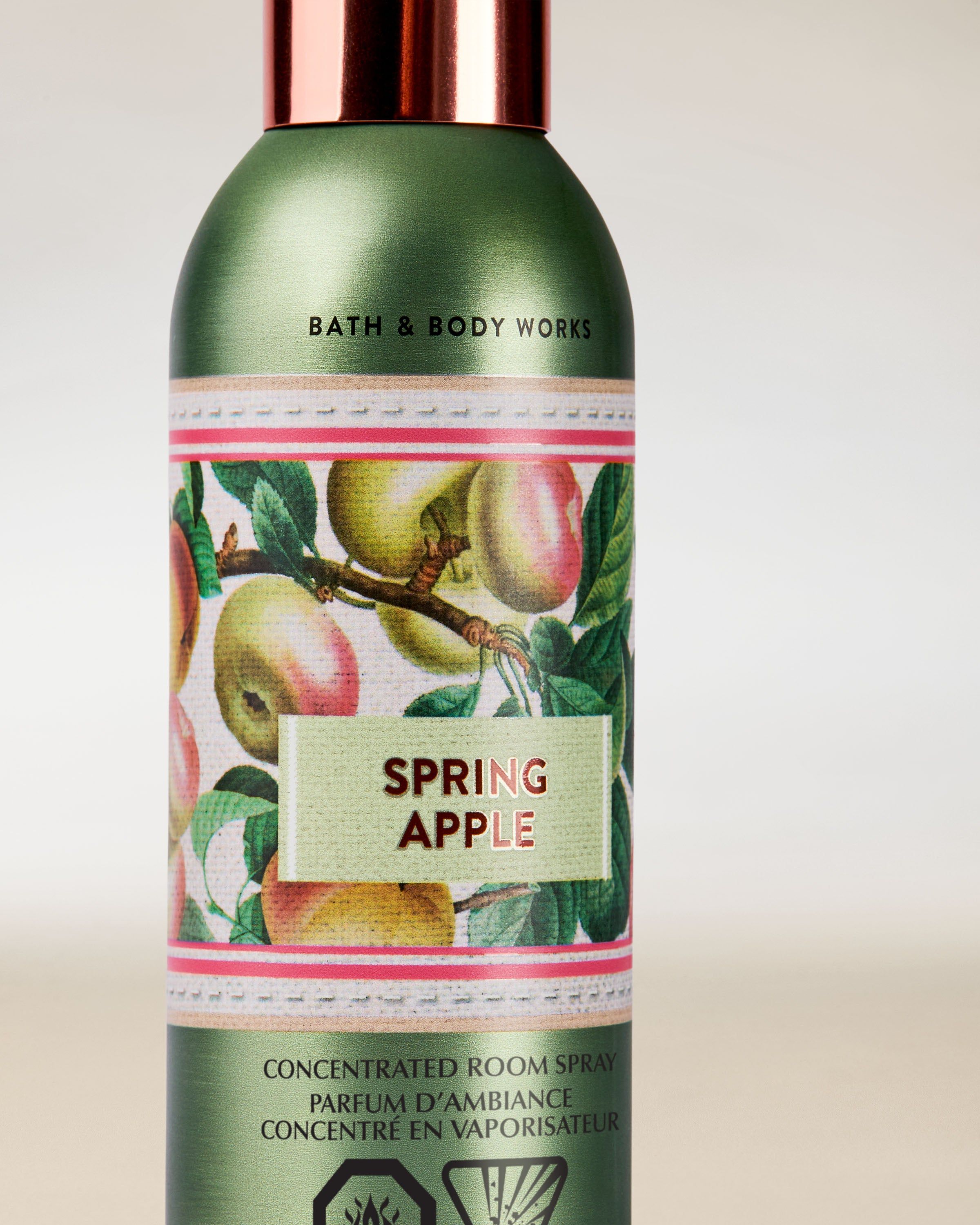 Bath & Body Works Spring Apple – skoncentrowany spray do pomieszczeń w zielonym flakonie z motywem jabłek.