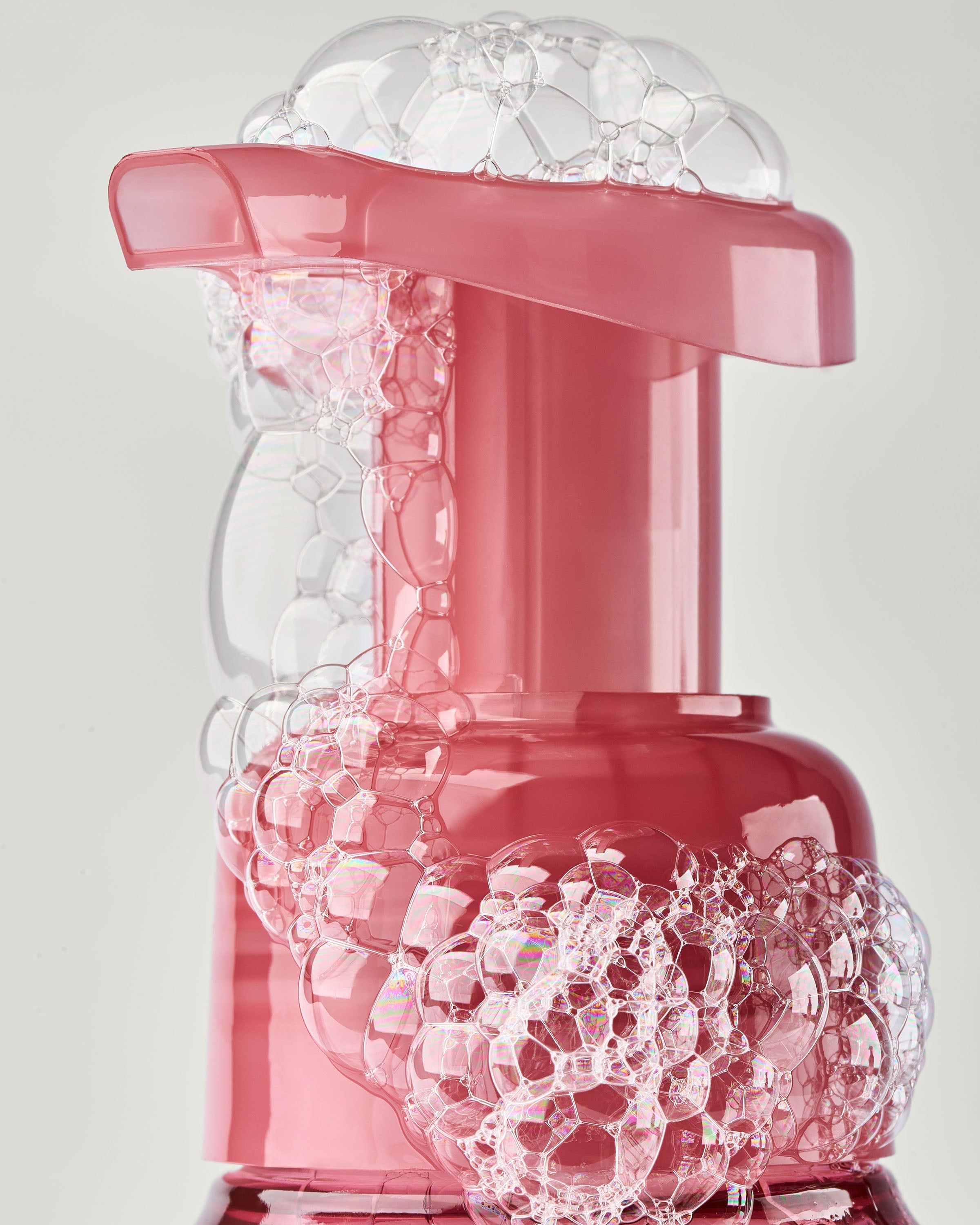 Pianka do mycia rąk Bath & Body Works Strawberry Poundcake 259 ml w różowej butelce z pompką.
