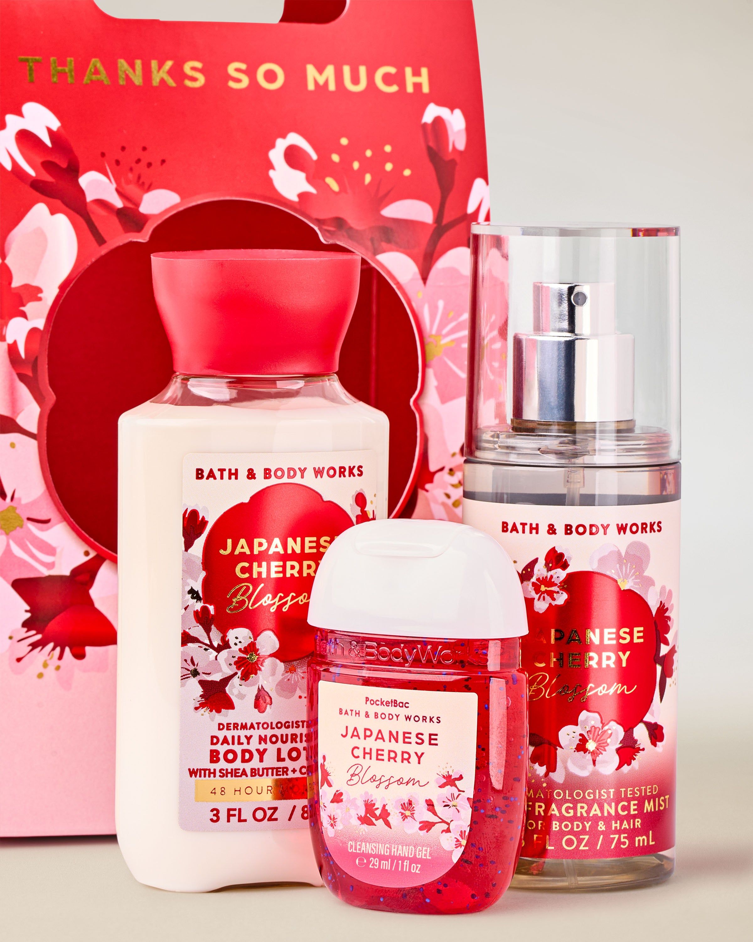 Zestaw prezentowy Japanese Cherry Blossom z mgiełką, balsamem i żelikiem do rąk w dekoracyjnym opakowaniu — gotowy pomysł na upominek.