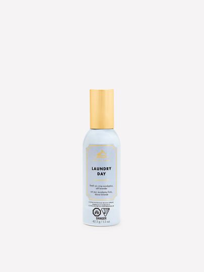 Spray do wnętrz White Barn Laundry Day z dekoracyjną złotą nakrętką