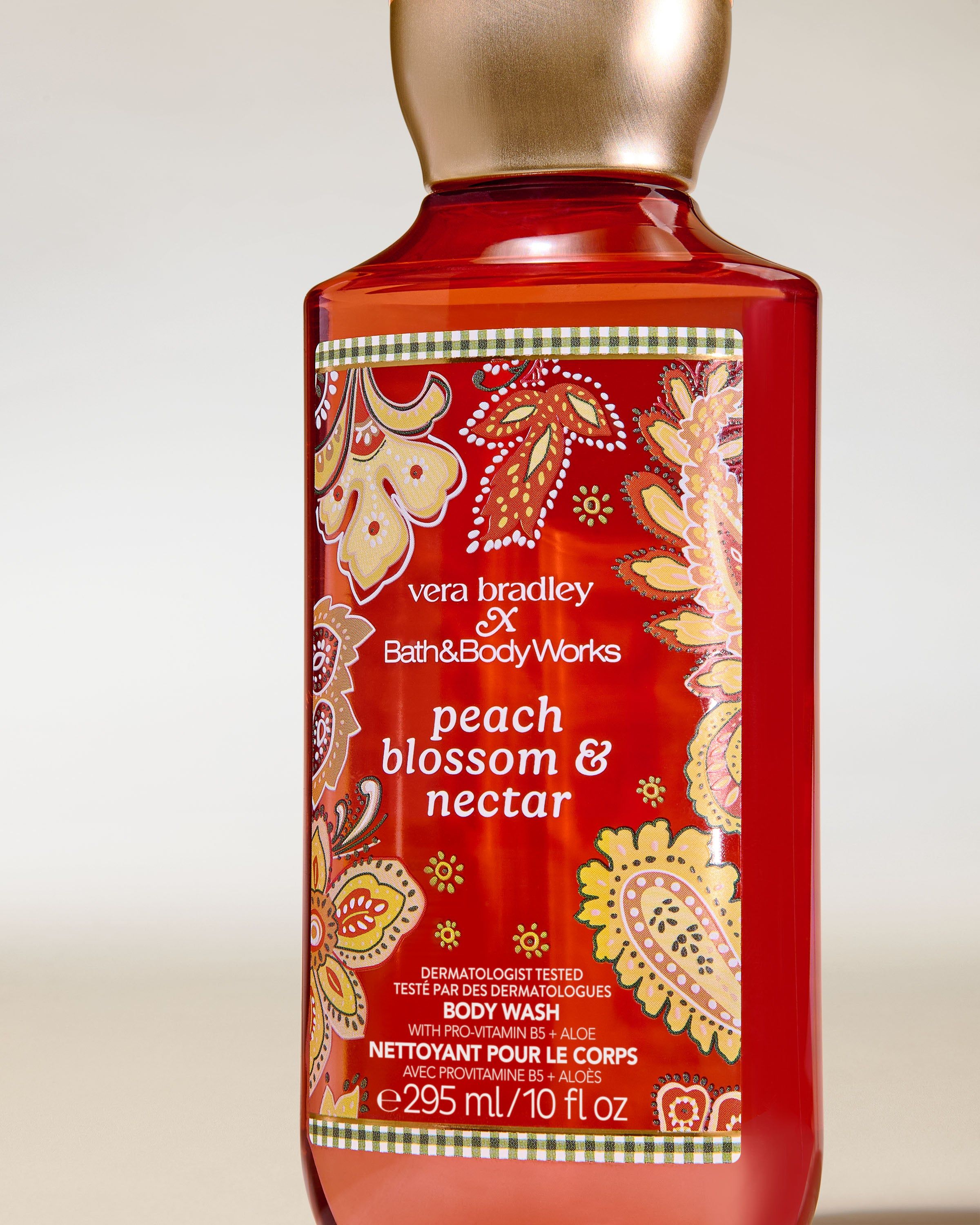 Bath & Body Works Peach Blossom & Nectar – żel do mycia ciała w dekorowanym flakonie z motywem kwiatów i brzoskwiń.