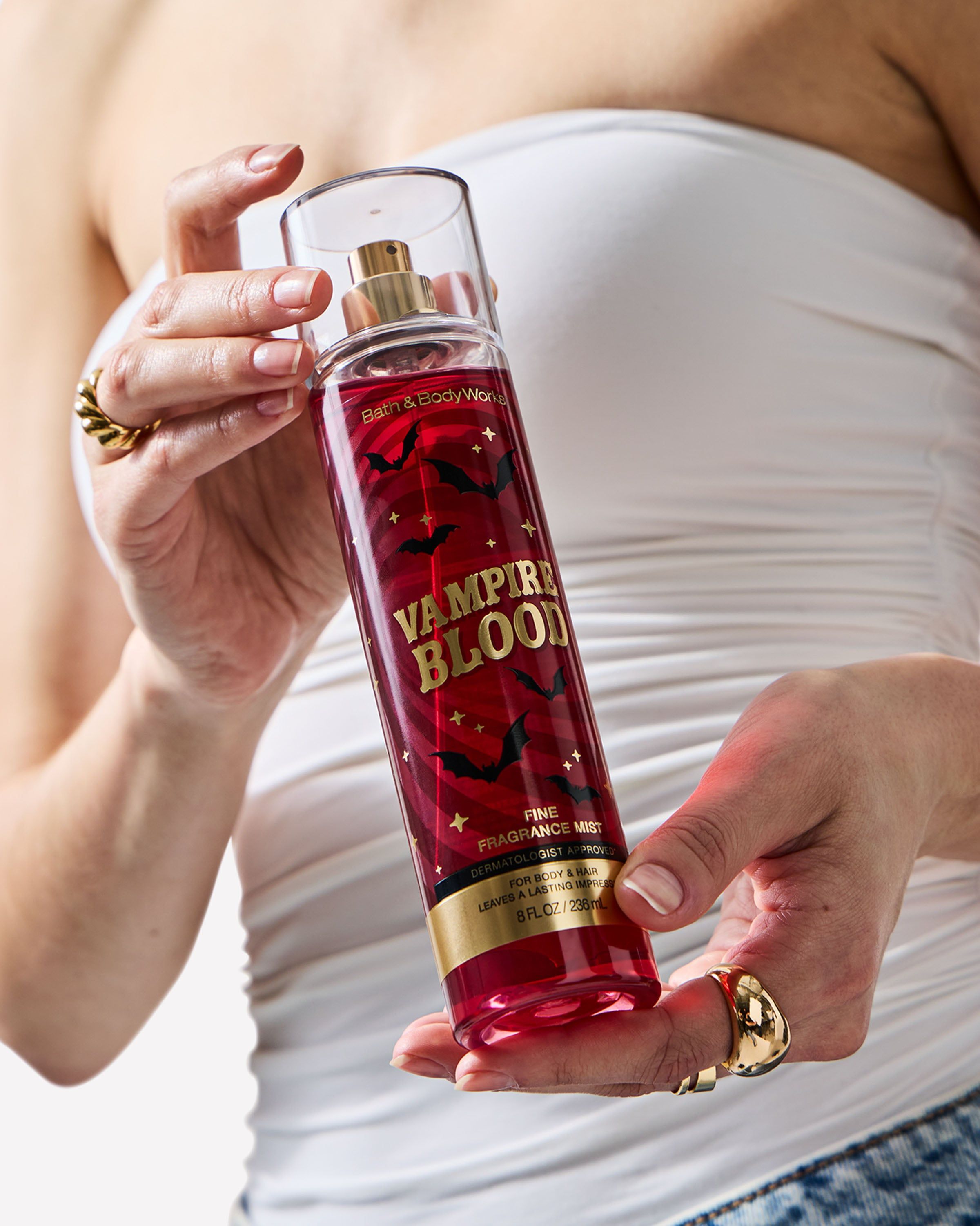 Mgiełka zapachowa Bath & Body Works Vampire Blood w czerwonym flakonie z atomizerem 236 ml