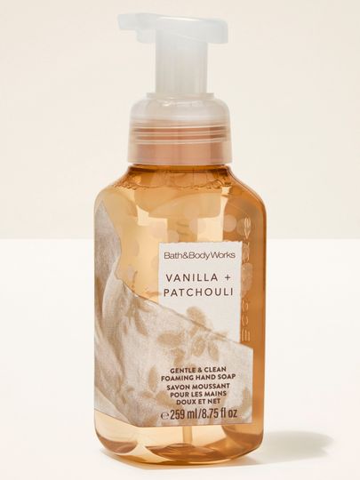 Piankowe mydło do rąk Vanilla + Patchouli od Bath & Body Works w bursztynowej butelce z pompką i minimalistyczną etykietą.