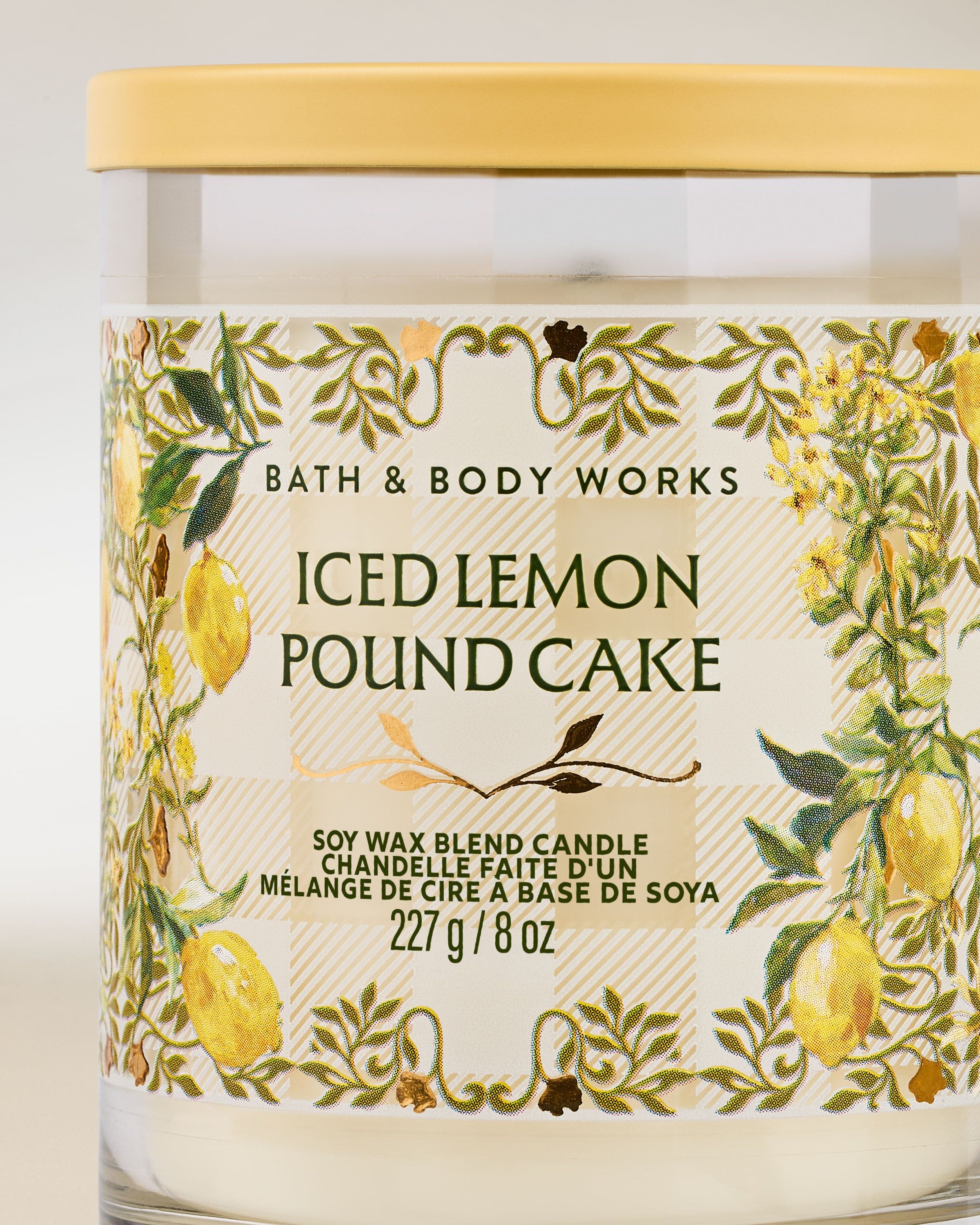 Świeca zapachowa Bath & Body Works Iced Lemon Pound Cake 227 g w przezroczystym szkle z cytrusowym motywem.